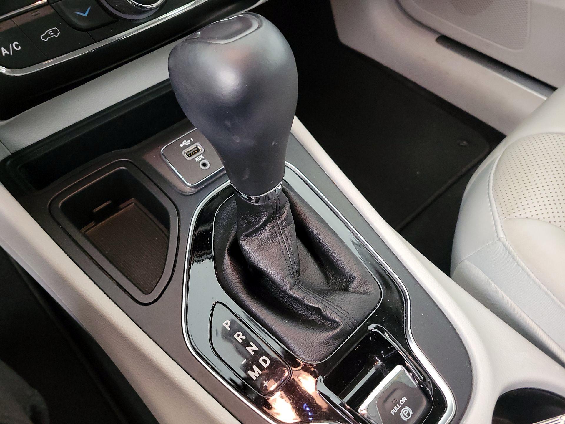 Thumbnail: 2019 Jeep Cherokee - 17