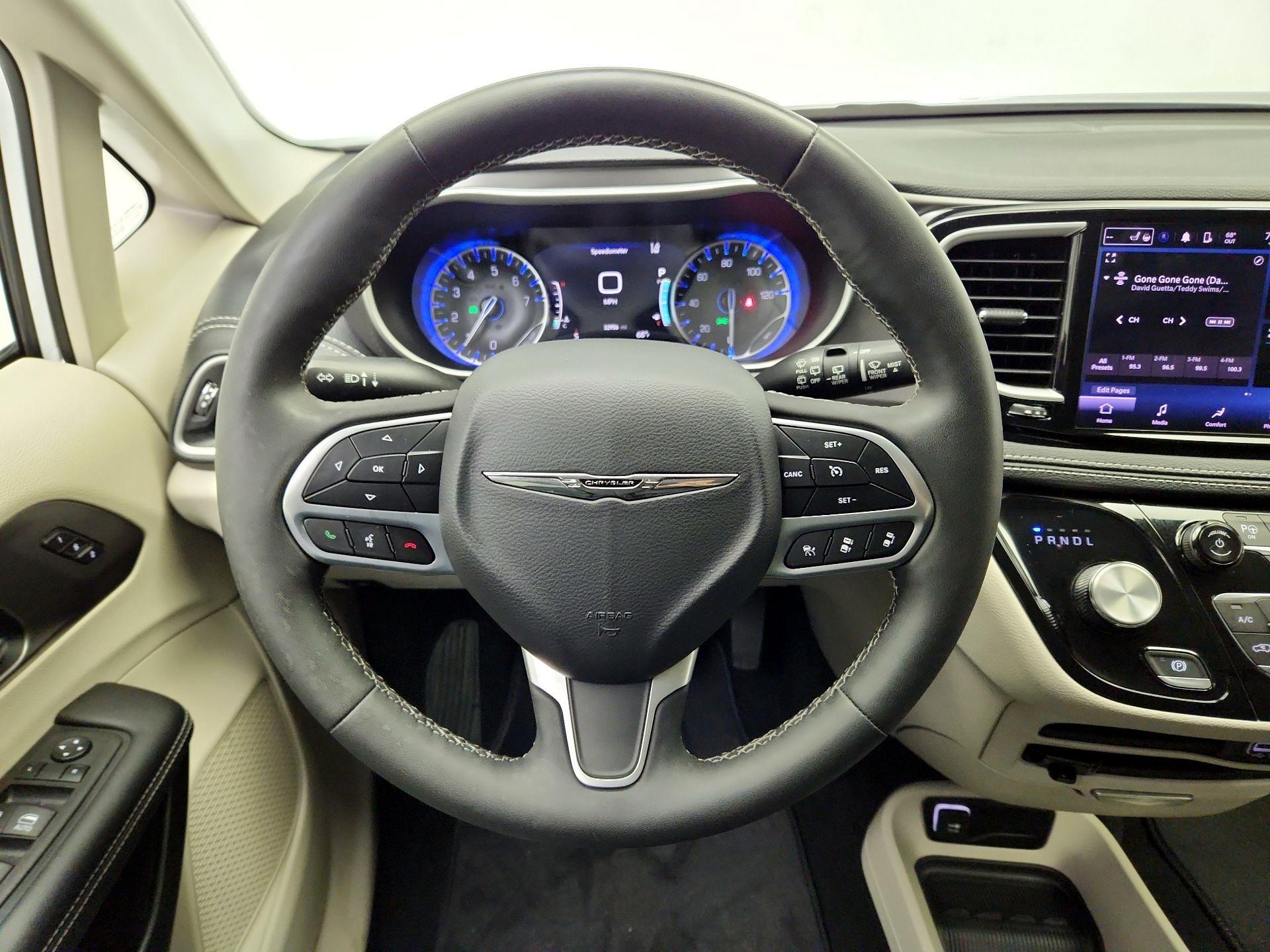 Thumbnail: 2023 Chrysler Pacifica - 10