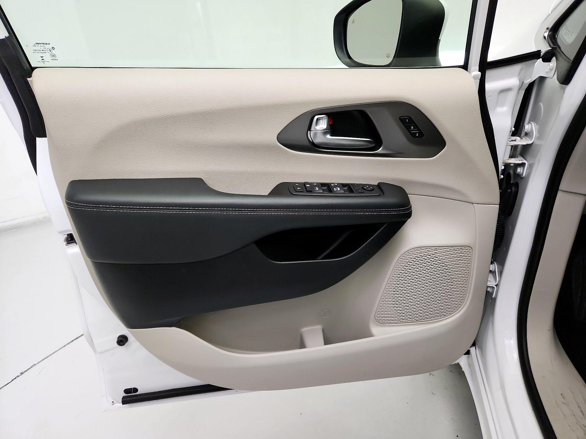 Thumbnail: 2023 Chrysler Pacifica - 12