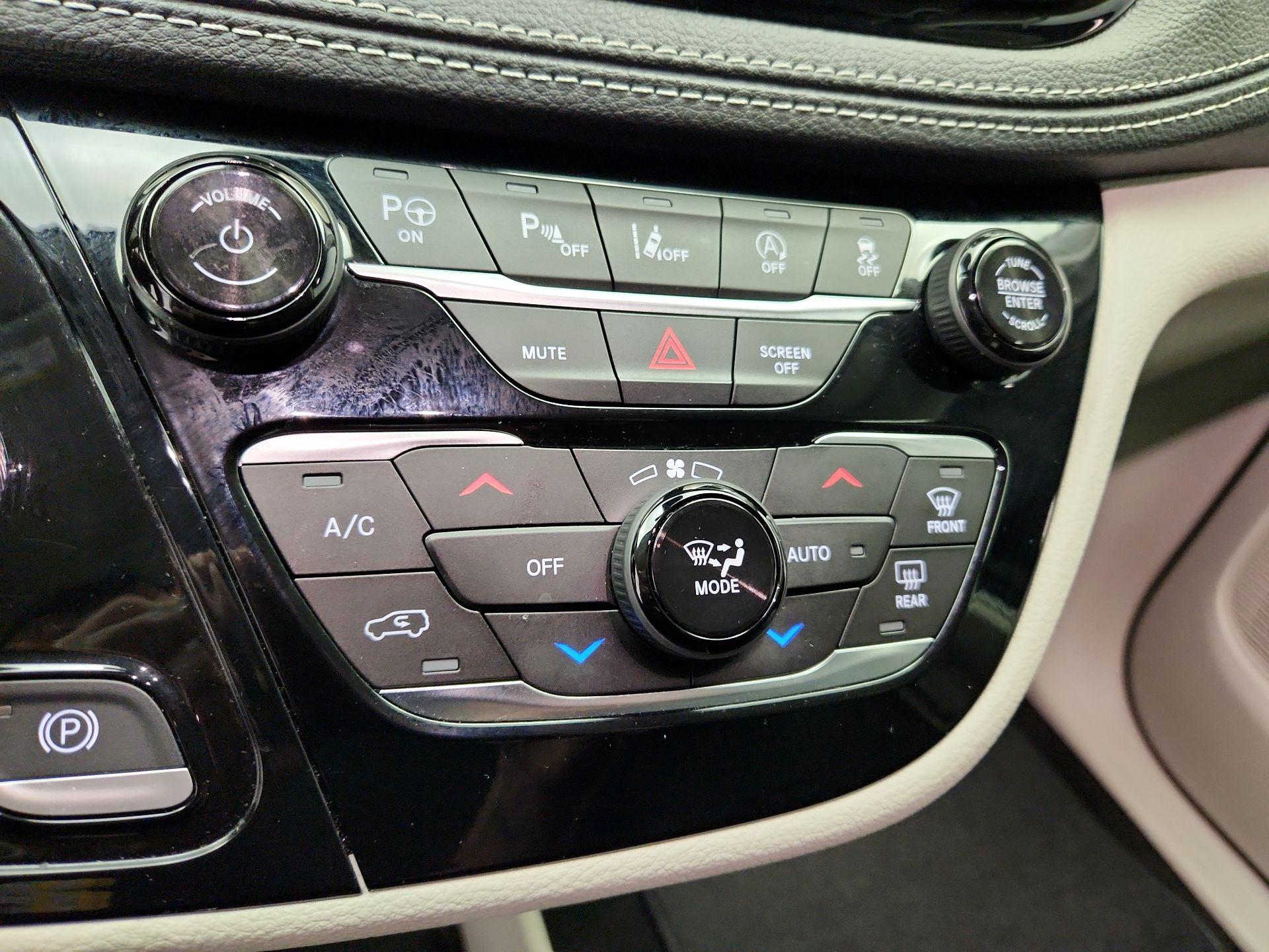 Thumbnail: 2023 Chrysler Pacifica - 16