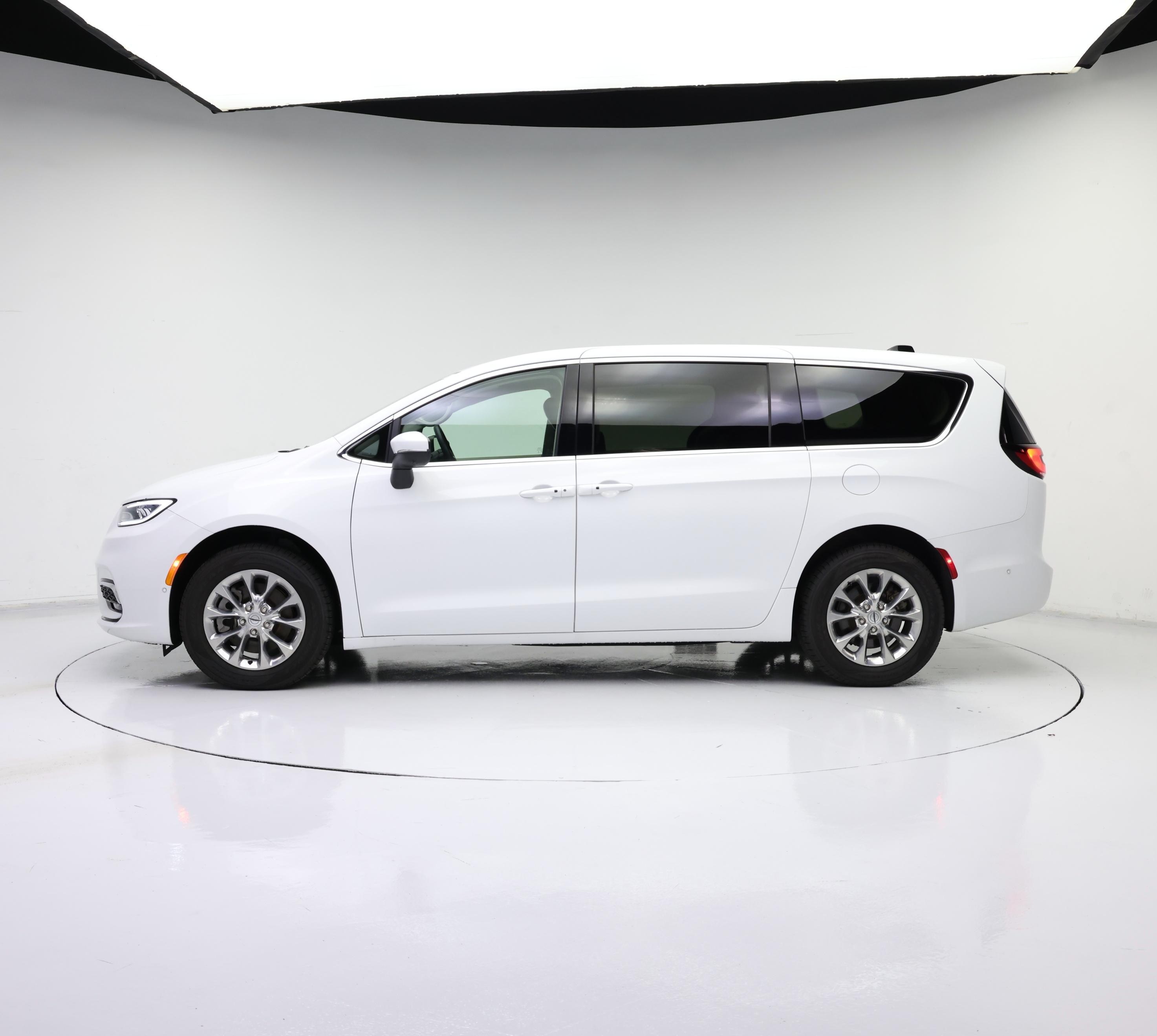 Thumbnail: 2023 Chrysler Pacifica - 3