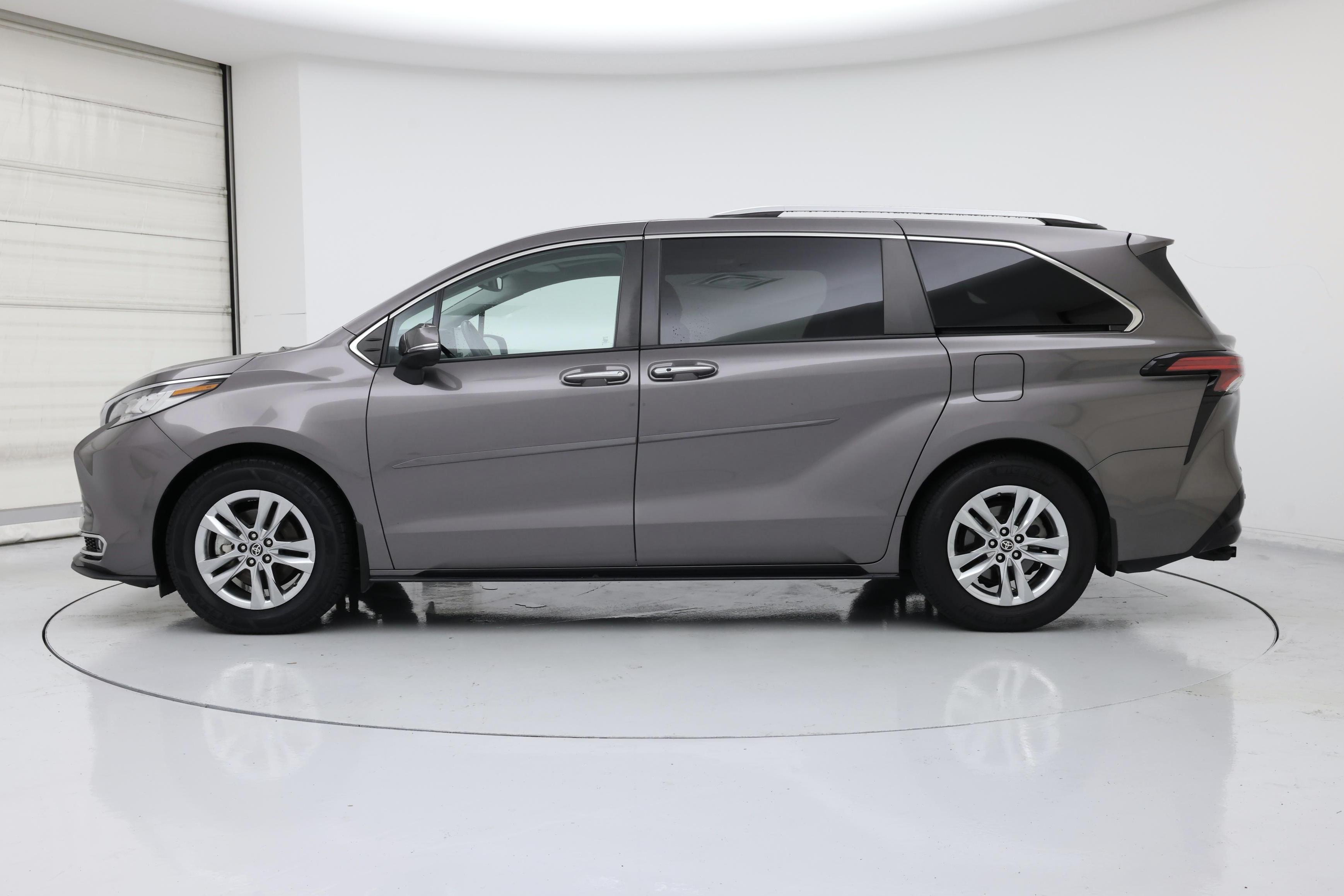 Thumbnail: 2022 Toyota Sienna - 3