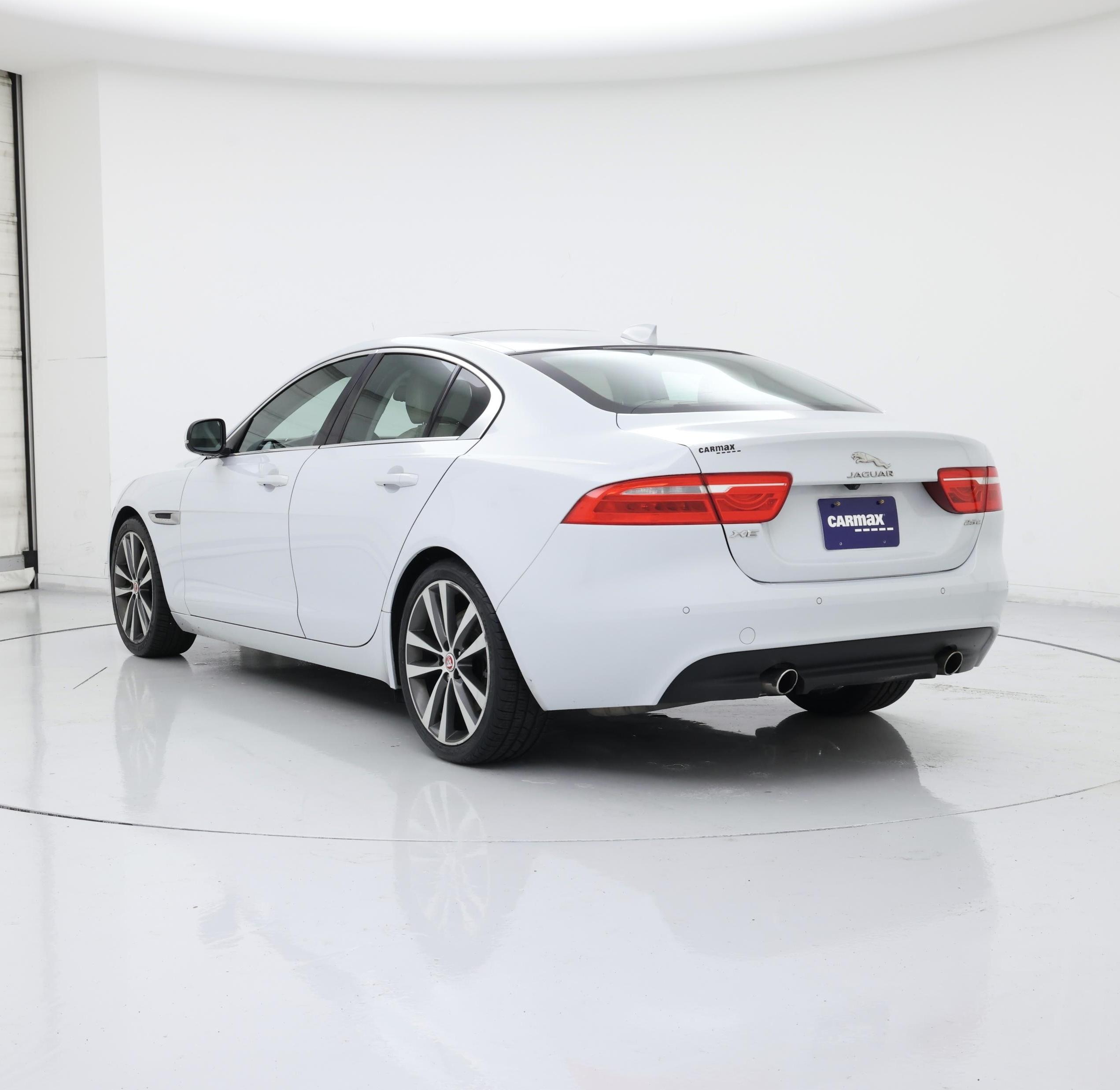 Thumbnail: 2017 Jaguar XE - 2