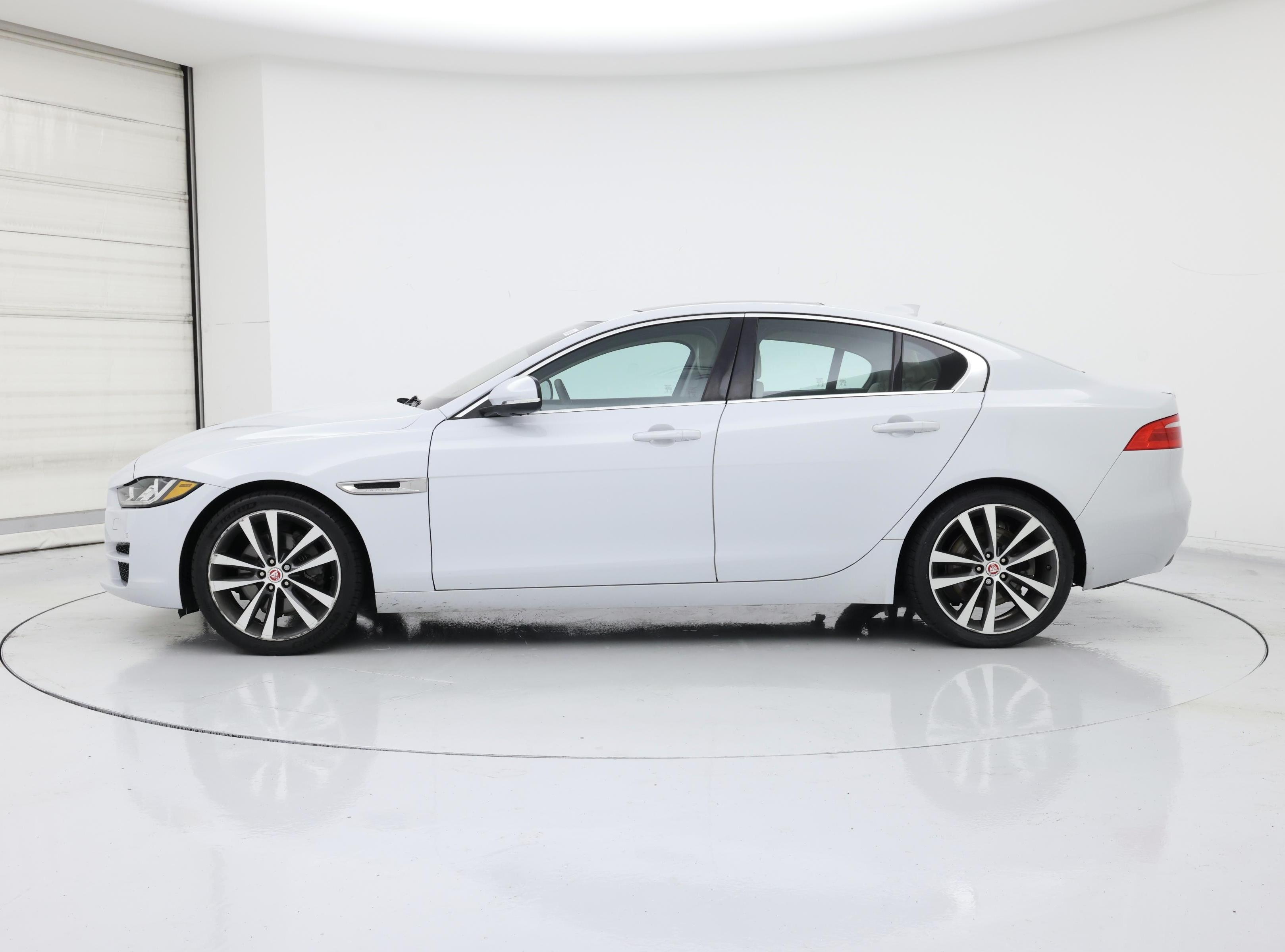 Thumbnail: 2017 Jaguar XE - 3