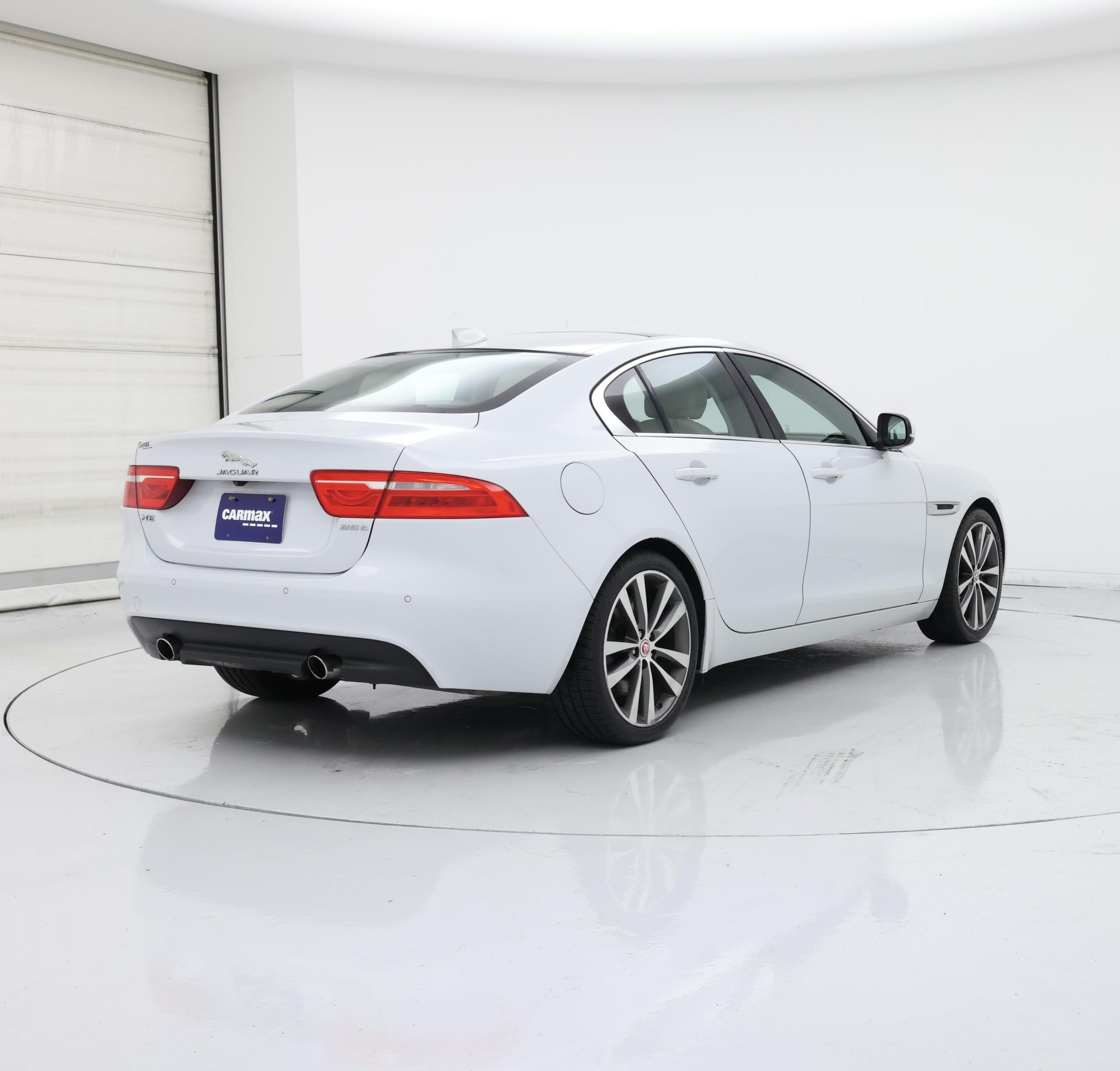 Thumbnail: 2017 Jaguar XE - 8