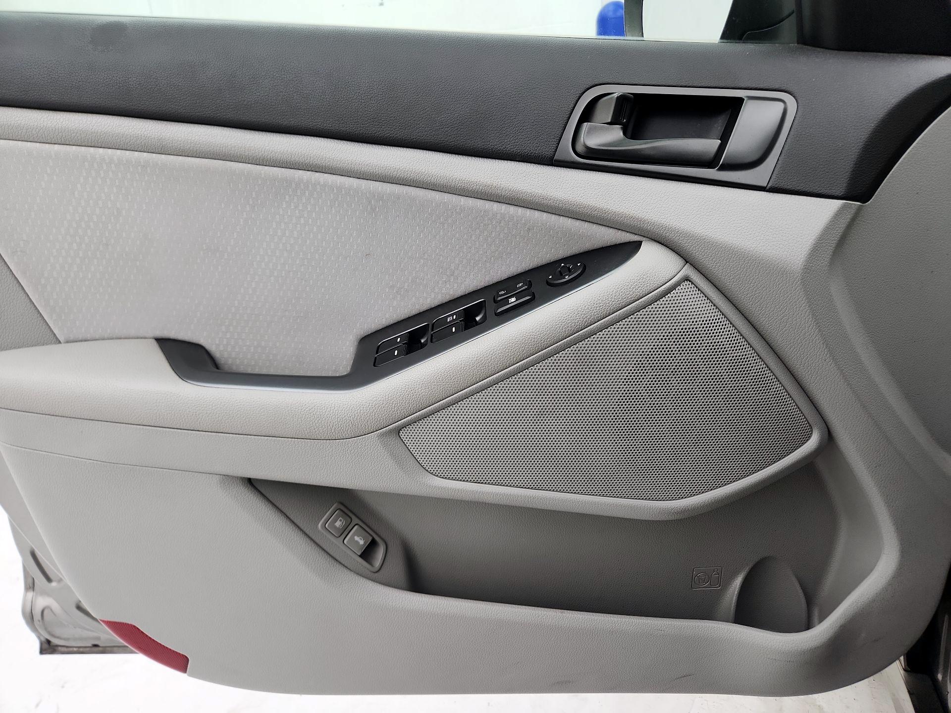 Thumbnail: 2015 Kia Optima - 12