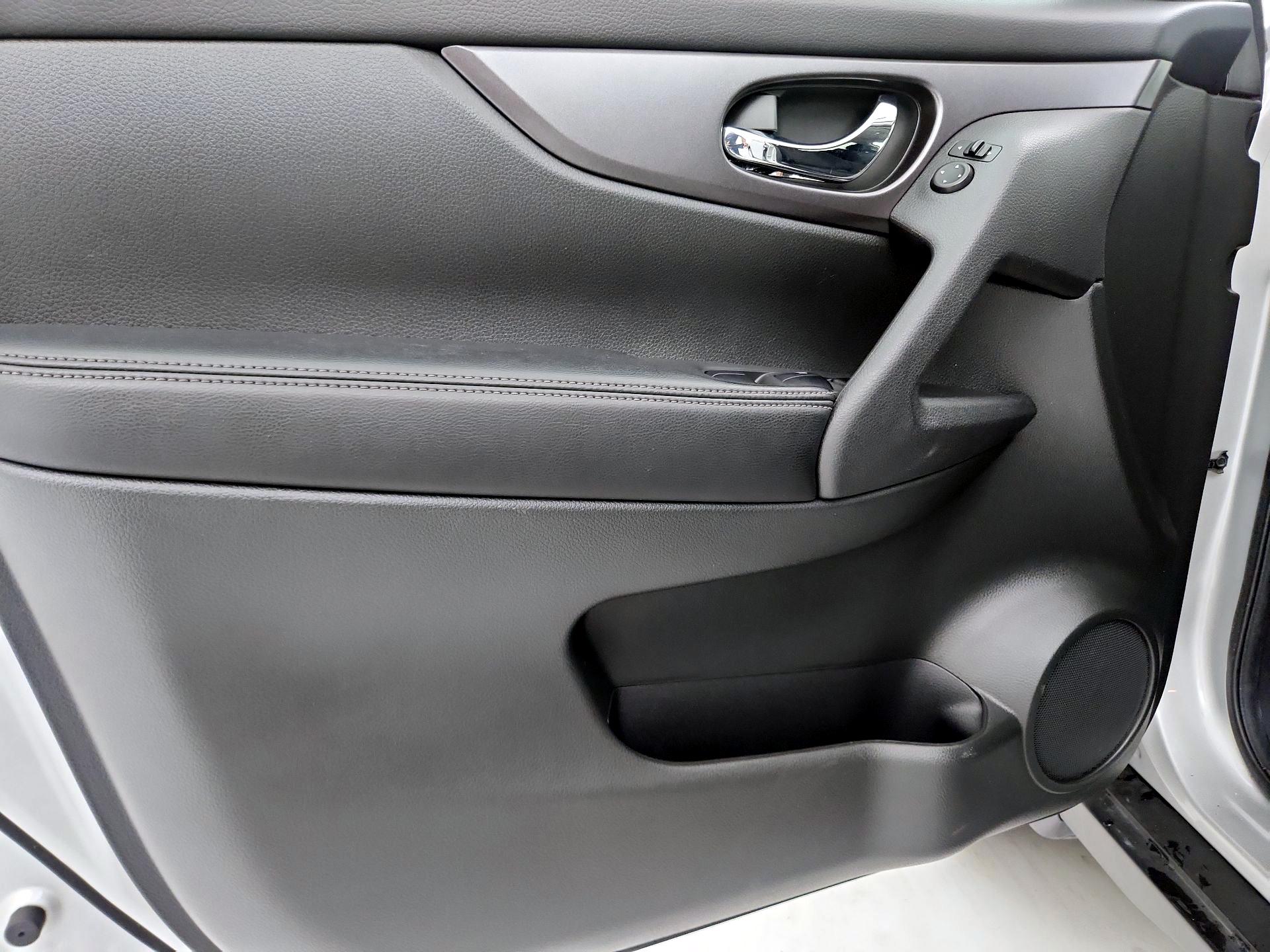 Thumbnail: 2016 Nissan Rogue - 12