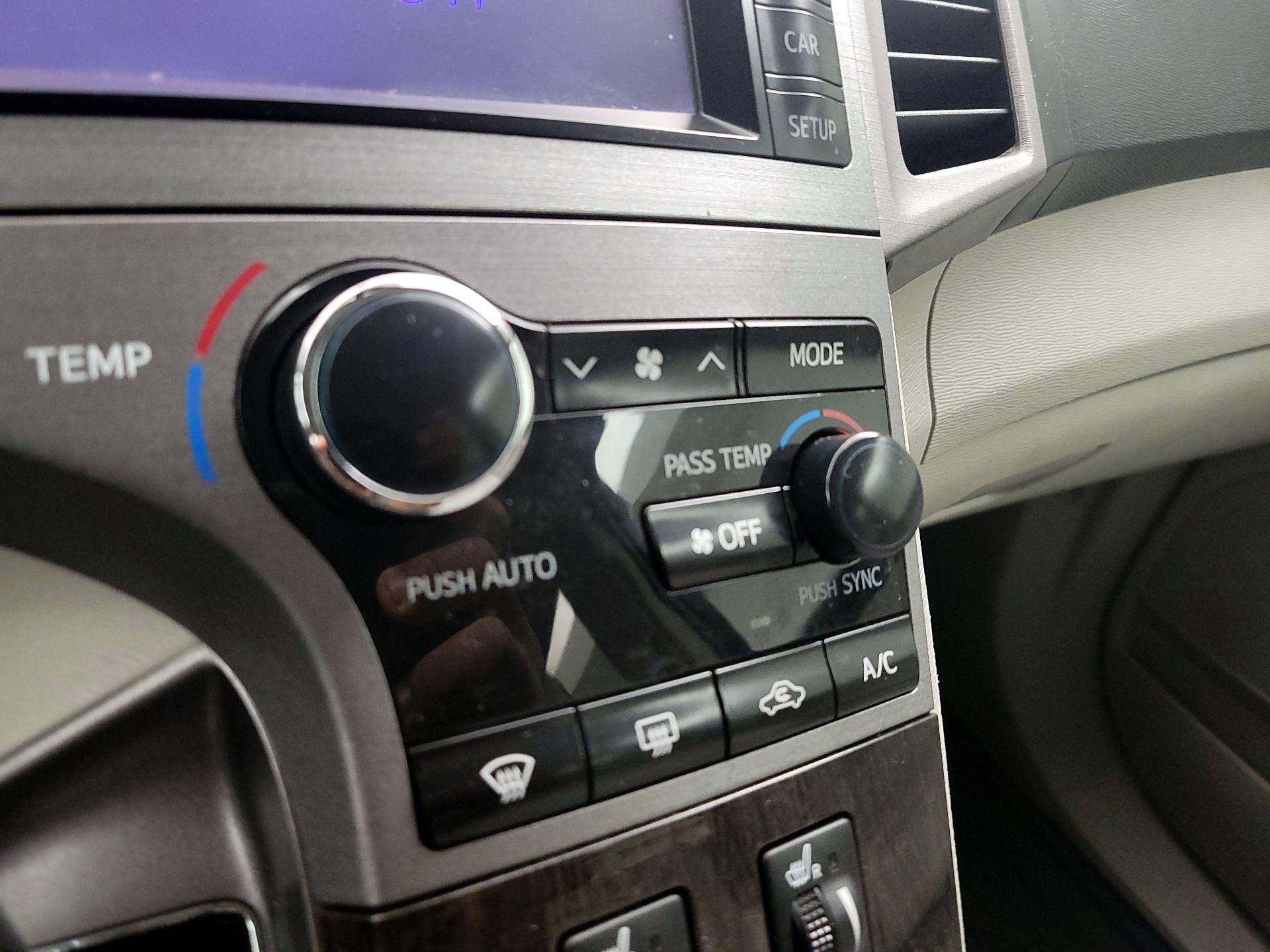 Thumbnail: 2014 Toyota Venza - 16