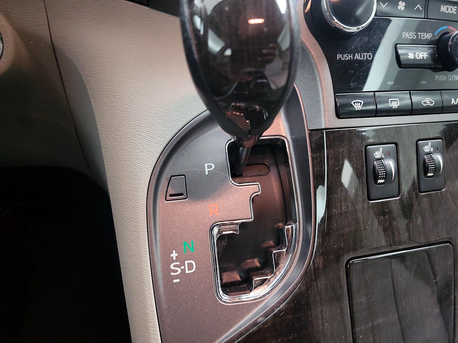 Thumbnail: 2014 Toyota Venza - 17