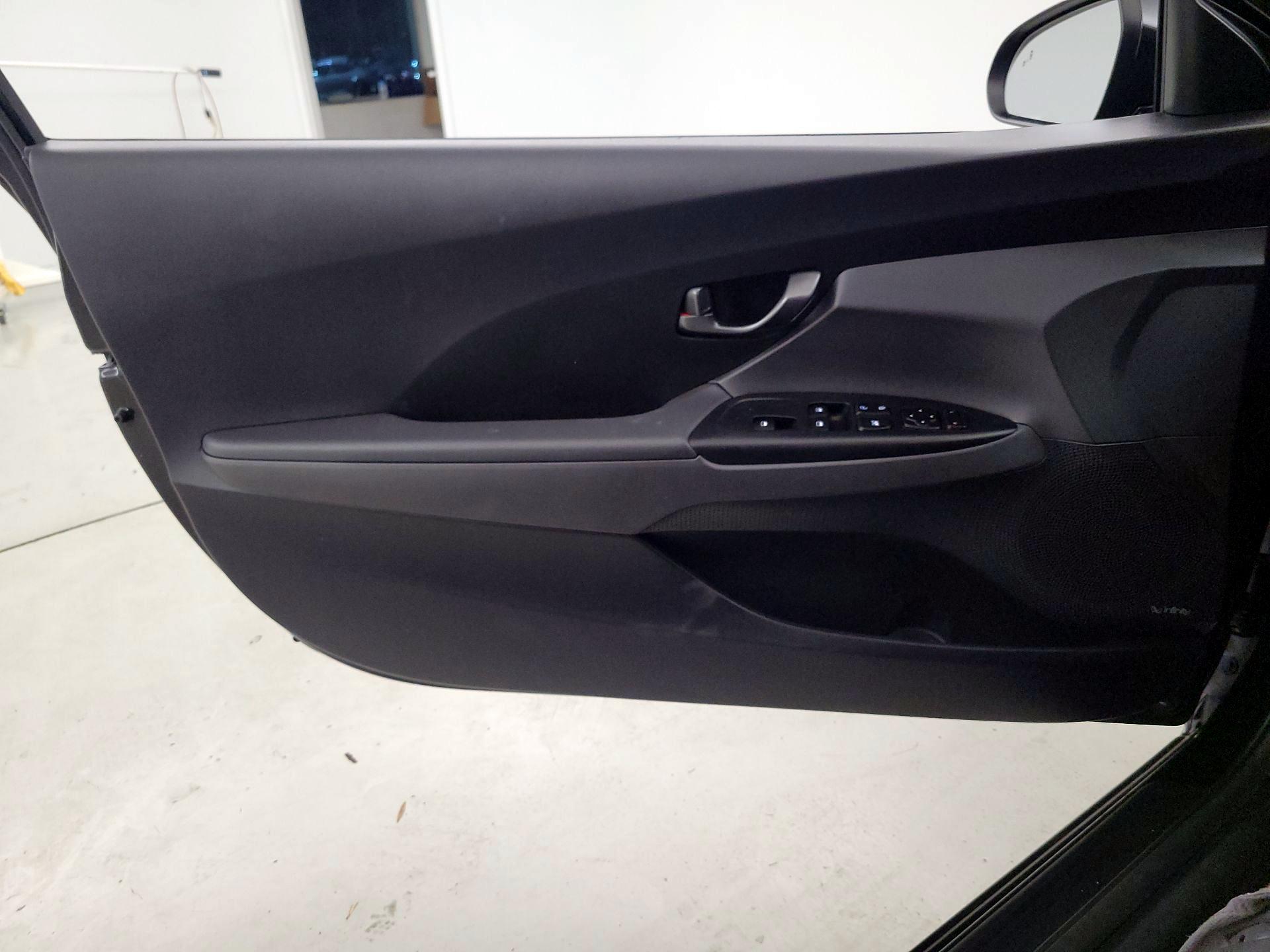 Thumbnail: 2019 Hyundai Veloster - 12