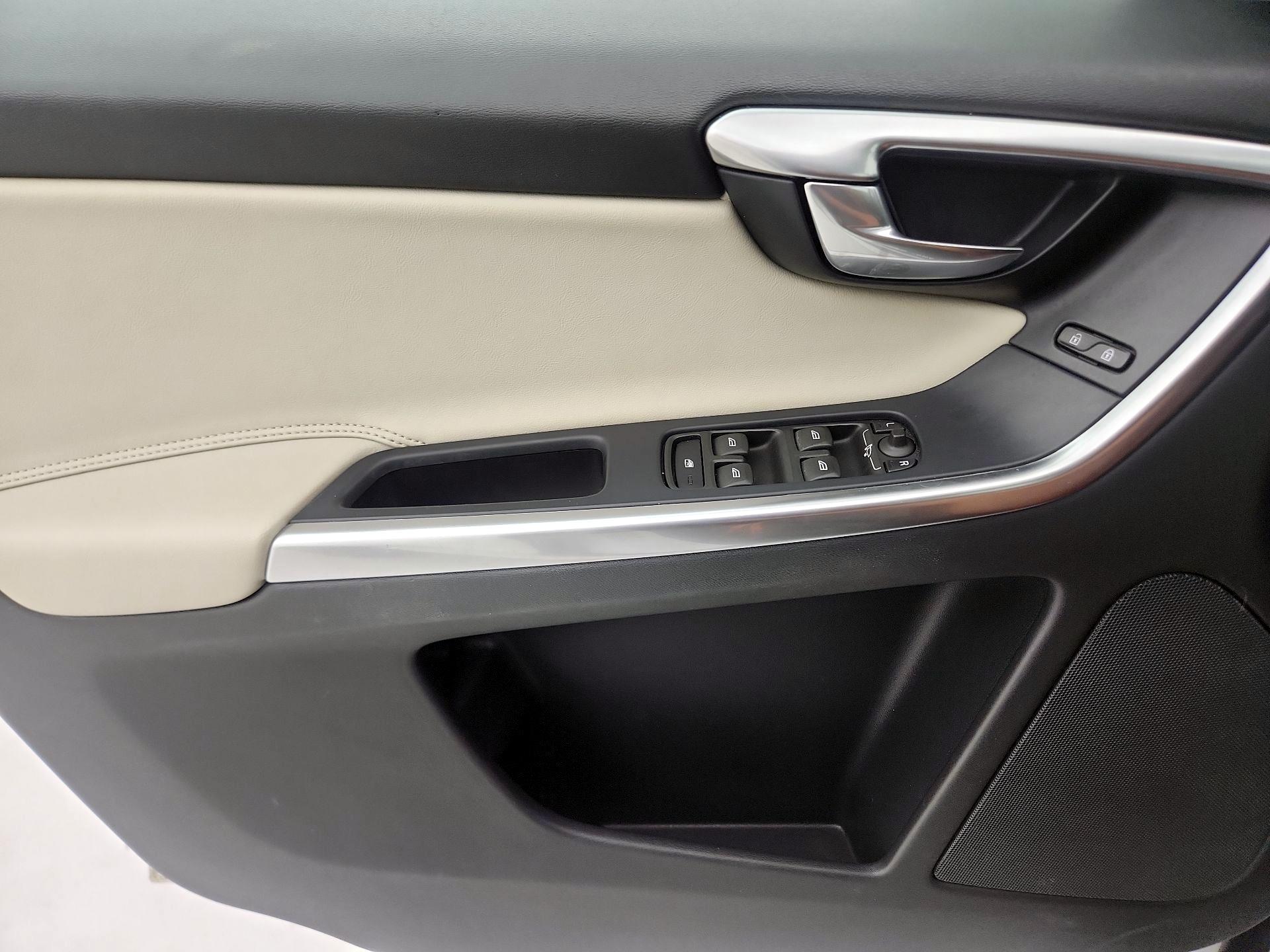 Thumbnail: 2017 Volvo XC60 - 12