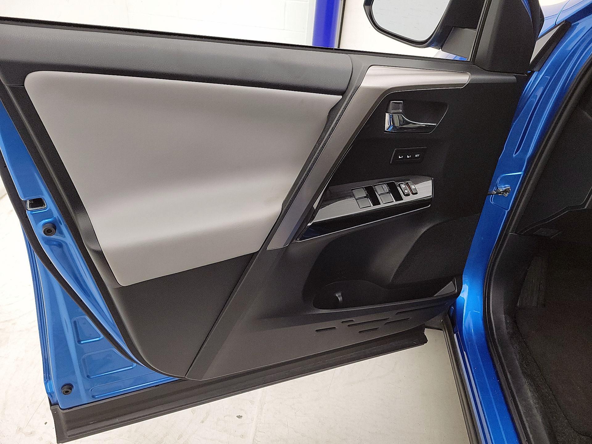 Thumbnail: 2018 Toyota RAV4 - 11