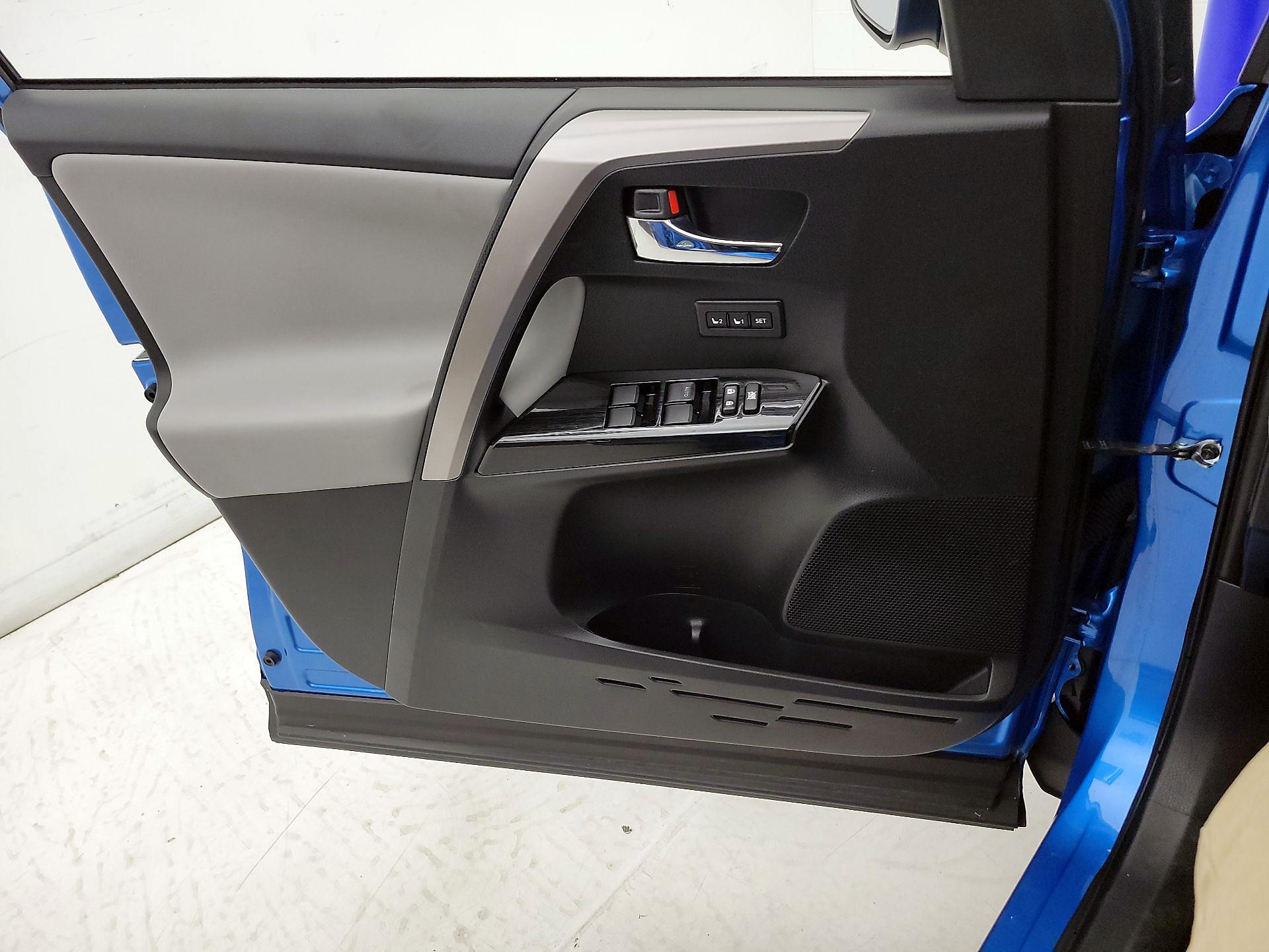 Thumbnail: 2018 Toyota RAV4 - 12