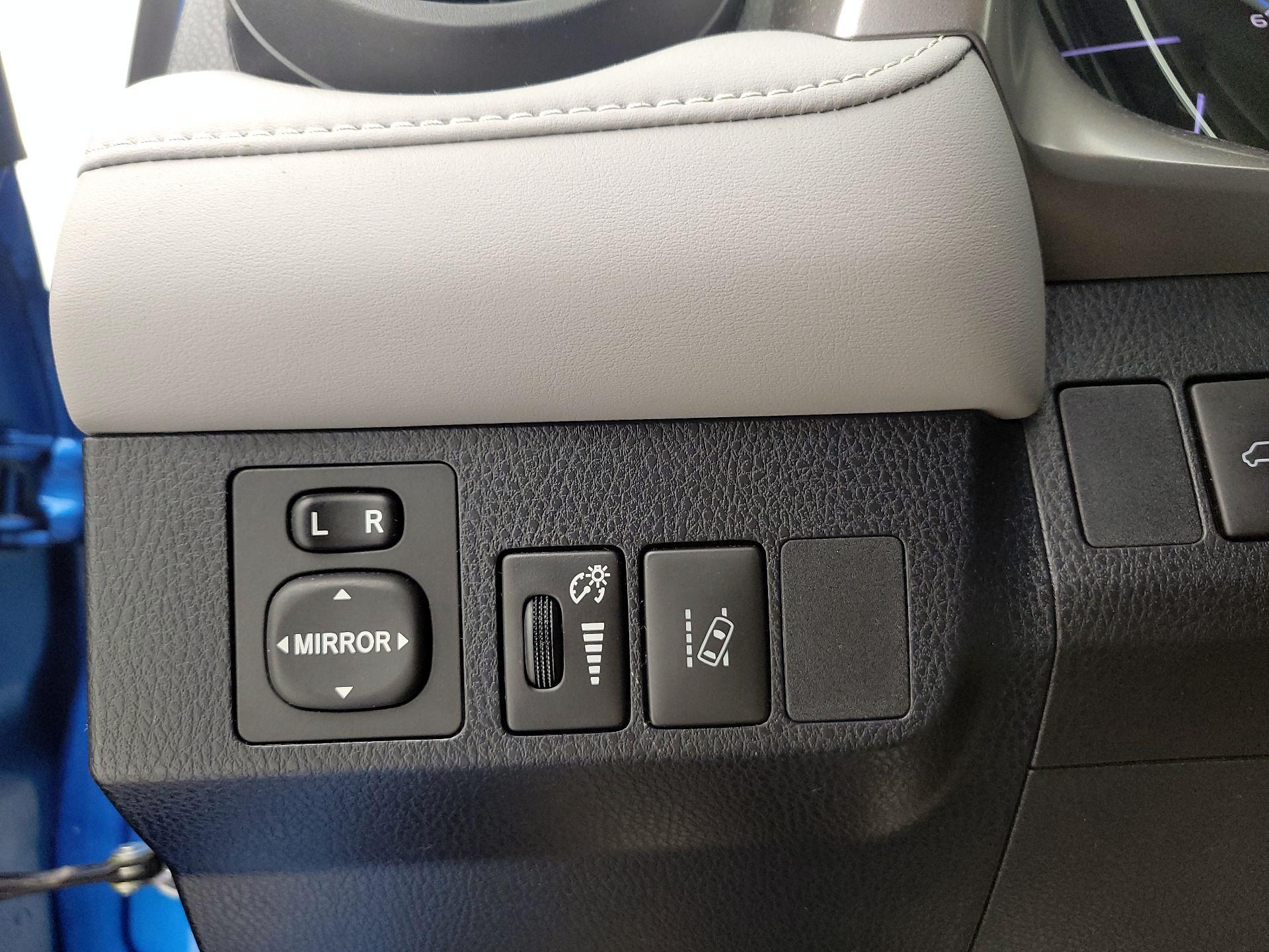 Thumbnail: 2018 Toyota RAV4 - 13