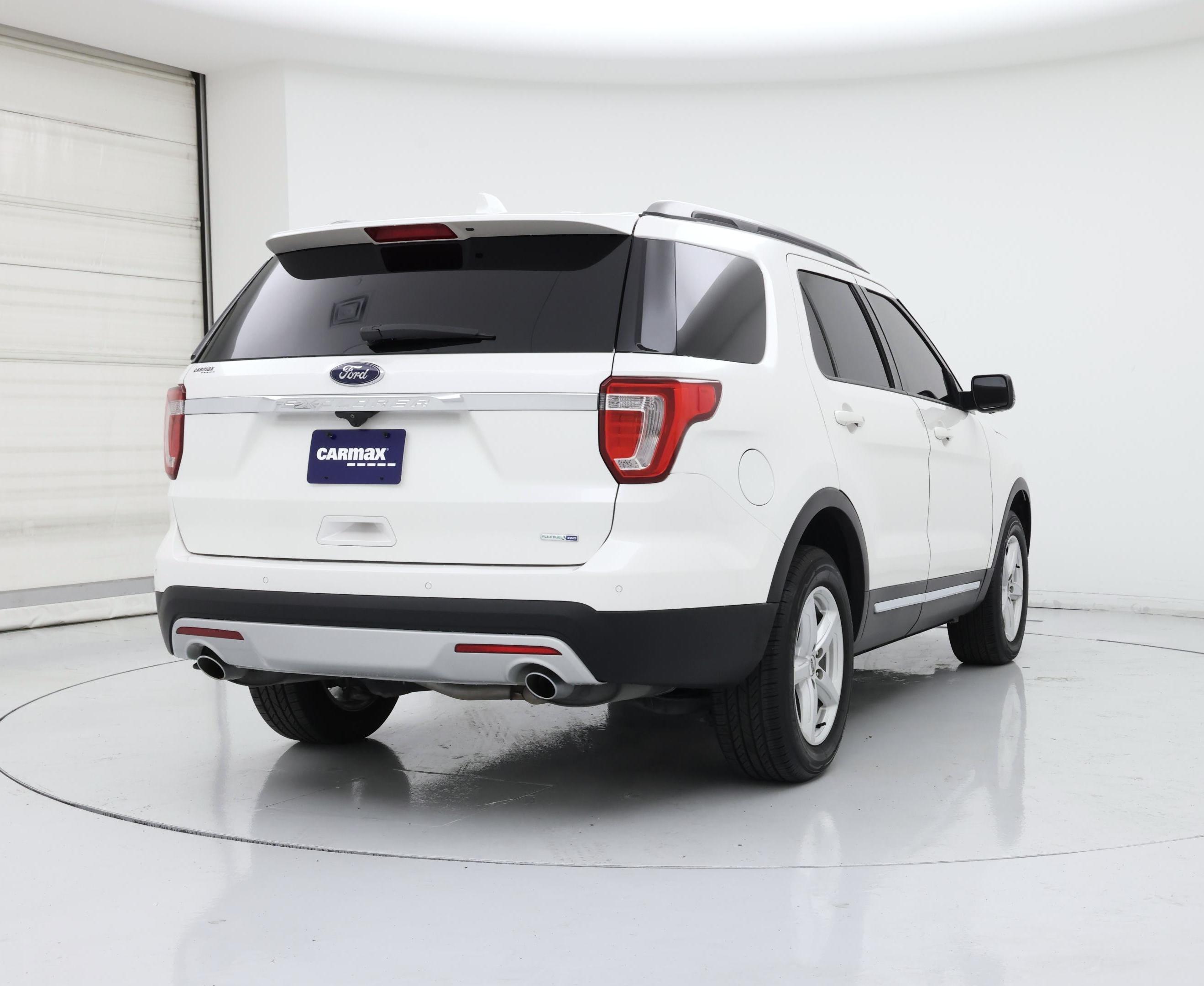 Thumbnail: 2016 Ford Explorer - 8