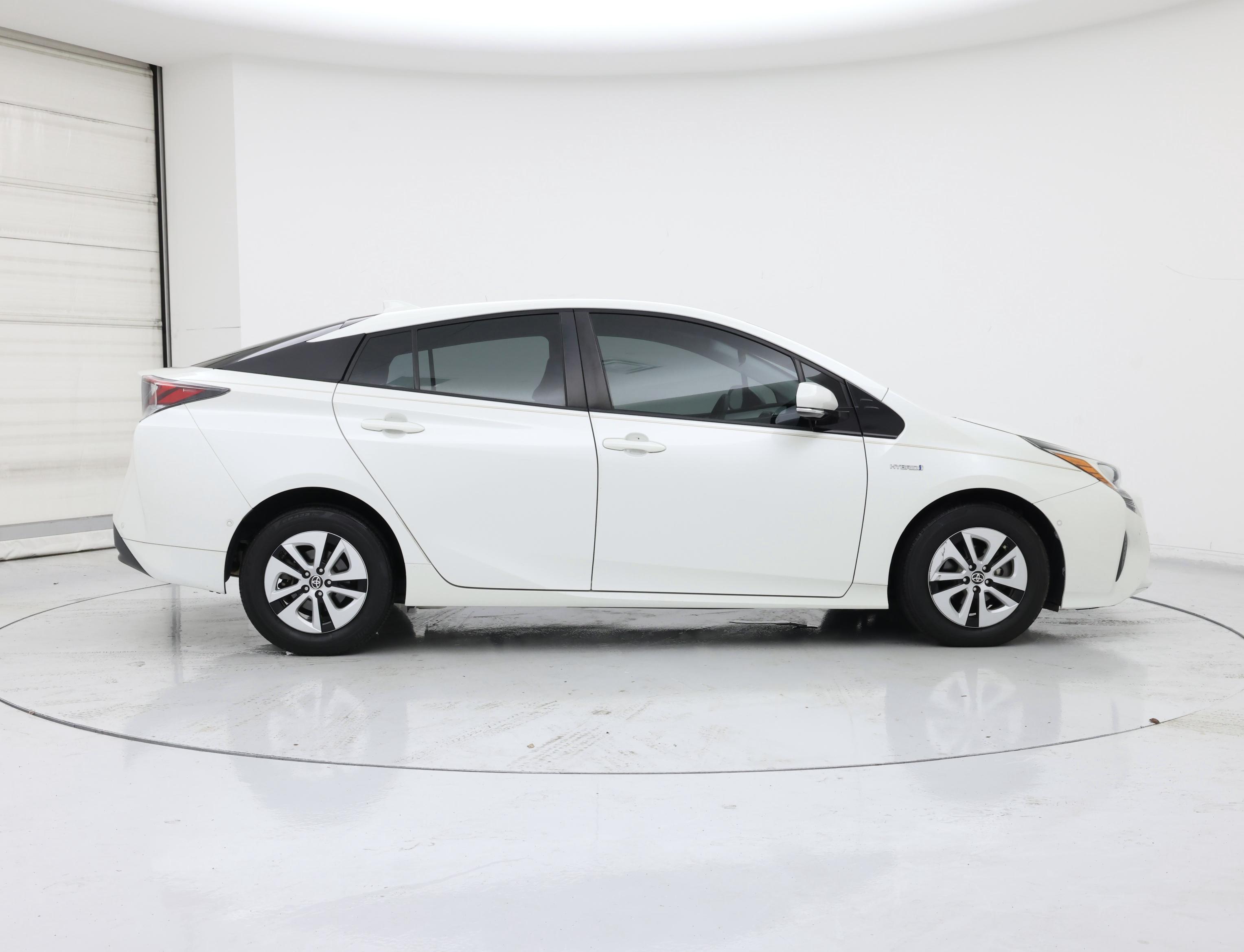 Thumbnail: 2017 Toyota Prius - 7