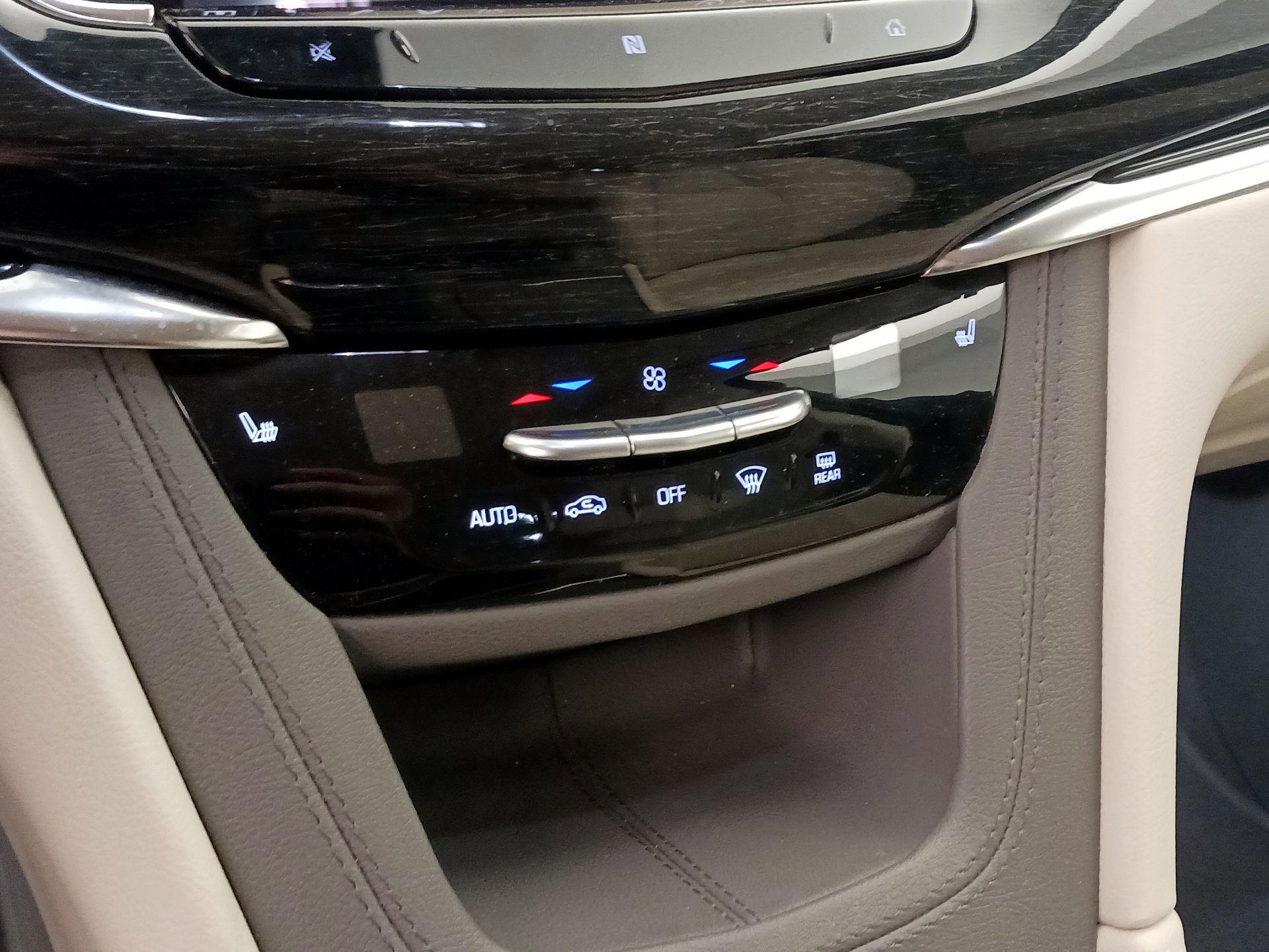 Thumbnail: 2021 Cadillac XT6 - 17