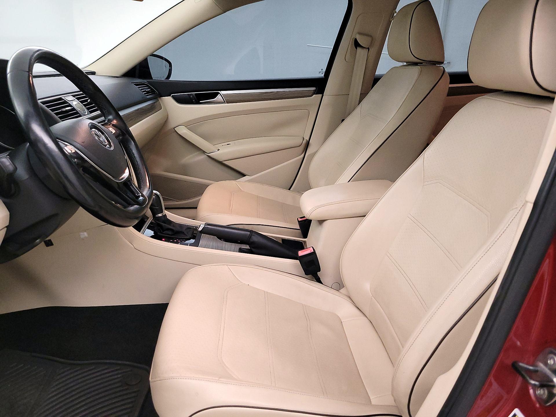 Thumbnail: 2017 Volkswagen Passat - 11