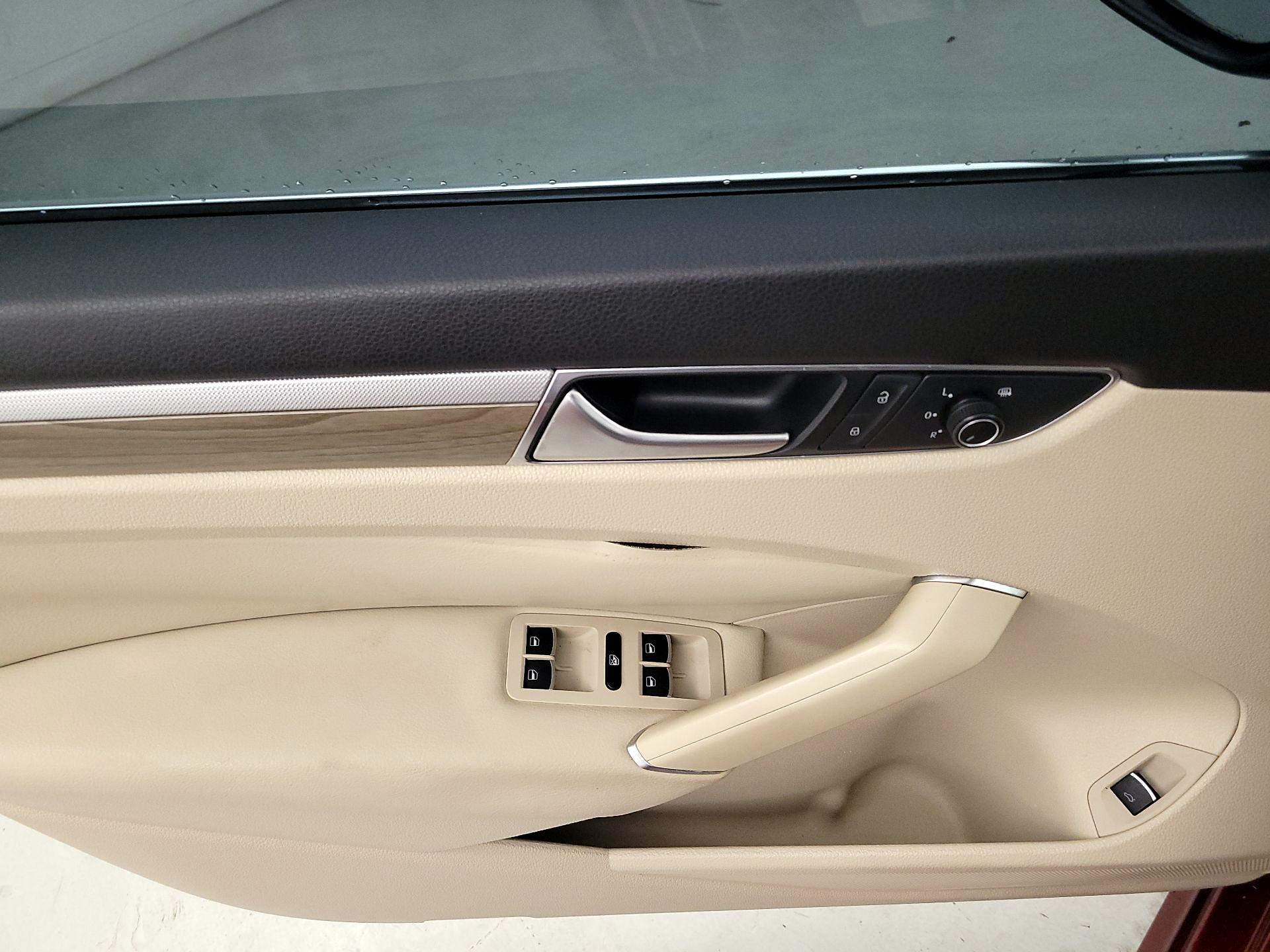 Thumbnail: 2017 Volkswagen Passat - 12