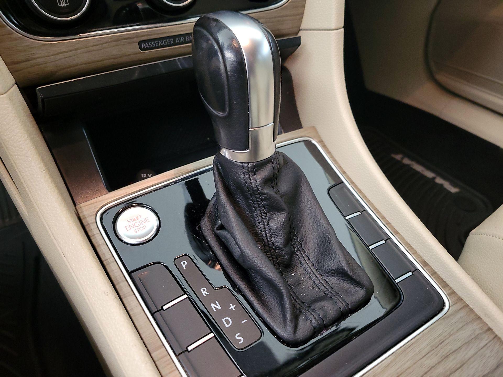 Thumbnail: 2017 Volkswagen Passat - 17