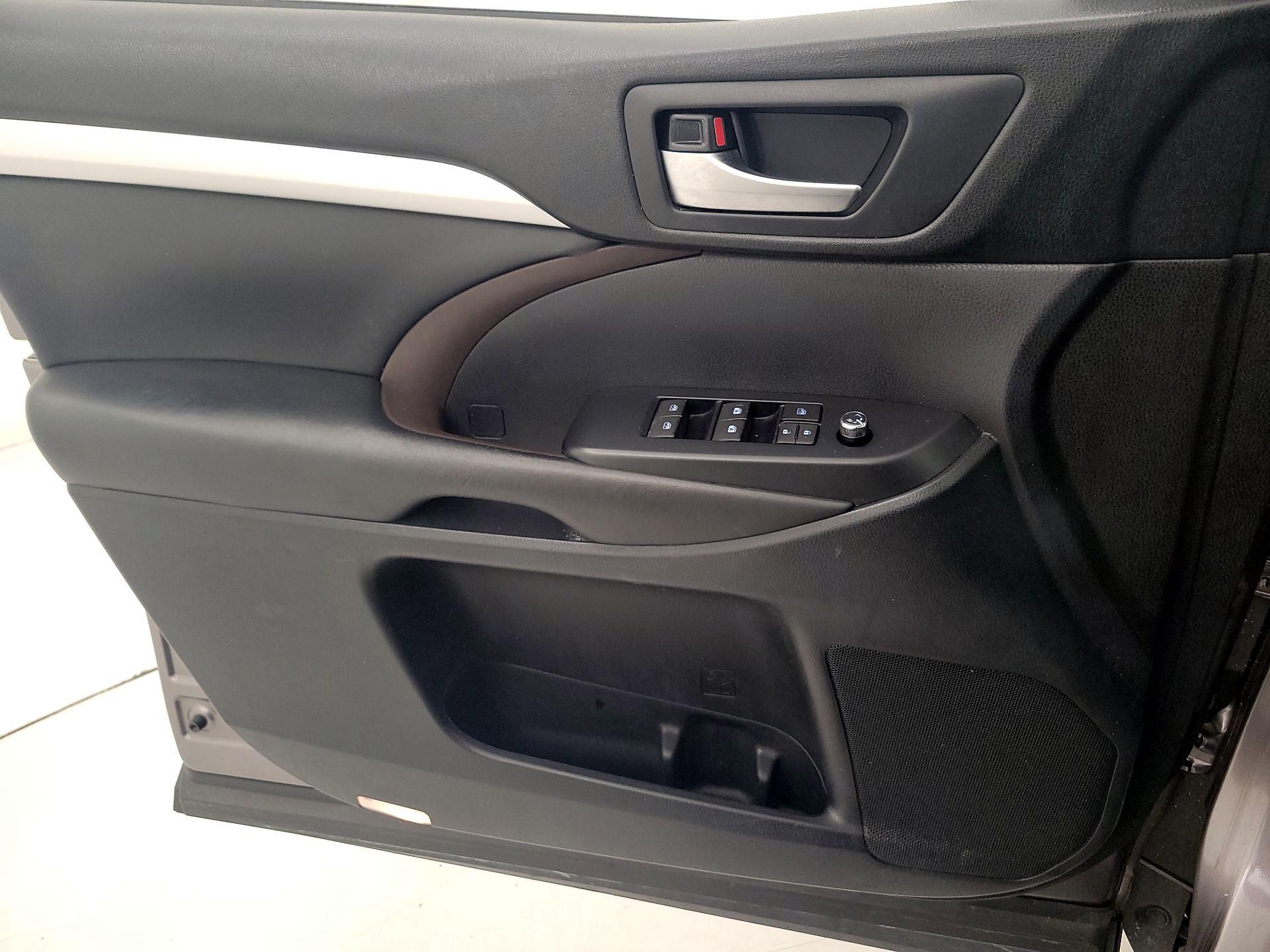 Thumbnail: 2019 Toyota Highlander - 12