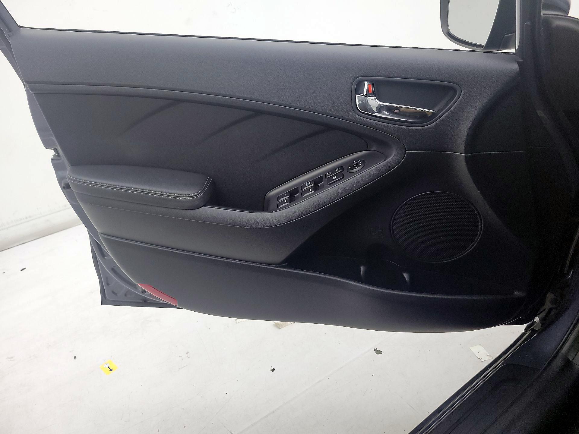 Thumbnail: 2016 Kia Forte - 10