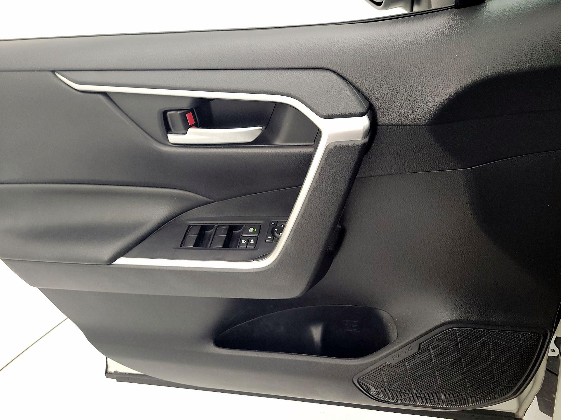 Thumbnail: 2020 Toyota RAV4 - 12