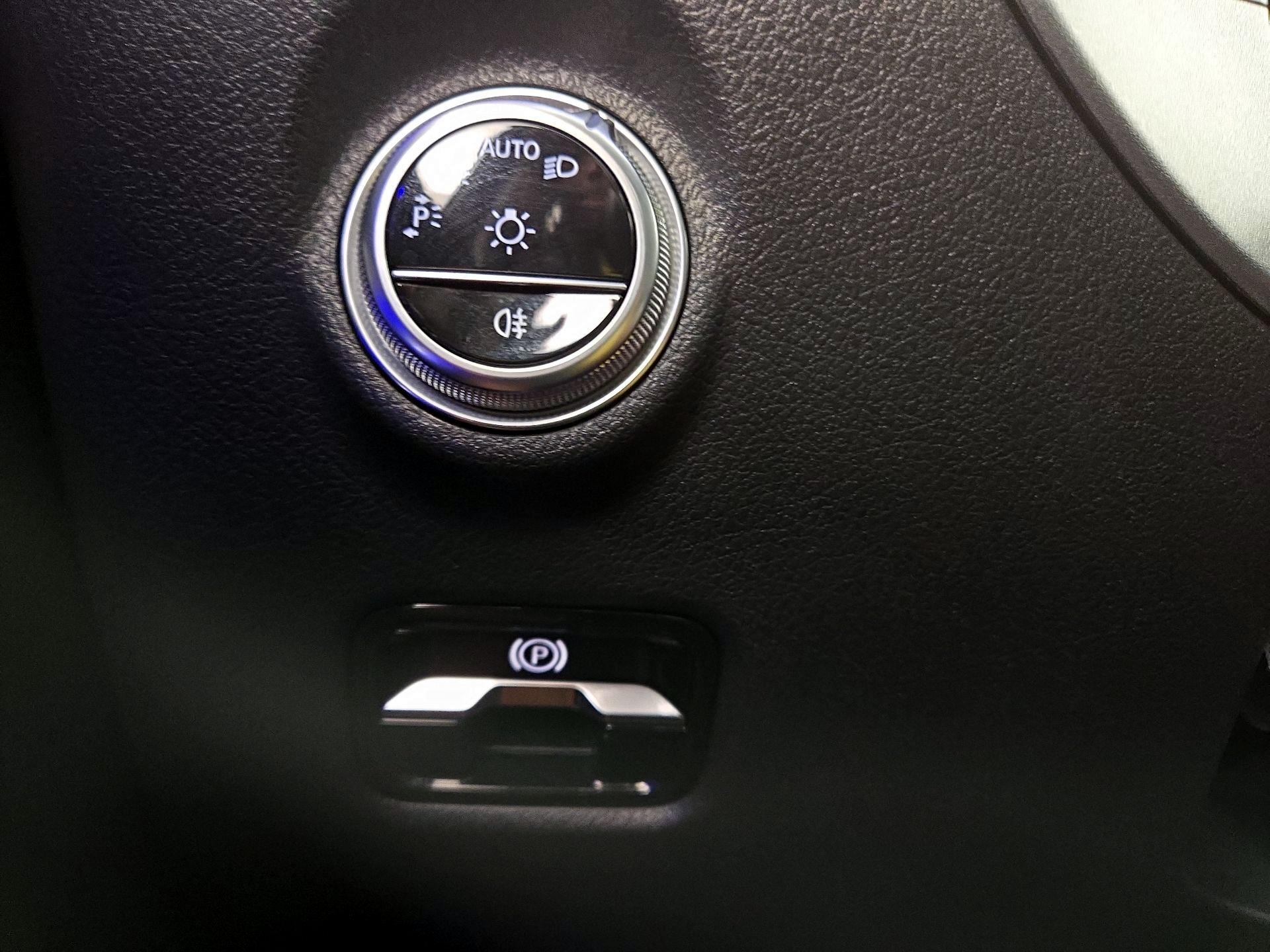 Thumbnail: 2022 Mercedes-Benz C-Class - 13