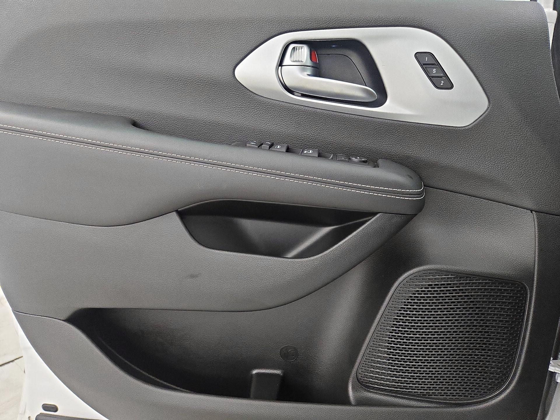 Thumbnail: 2023 Chrysler Pacifica - 12