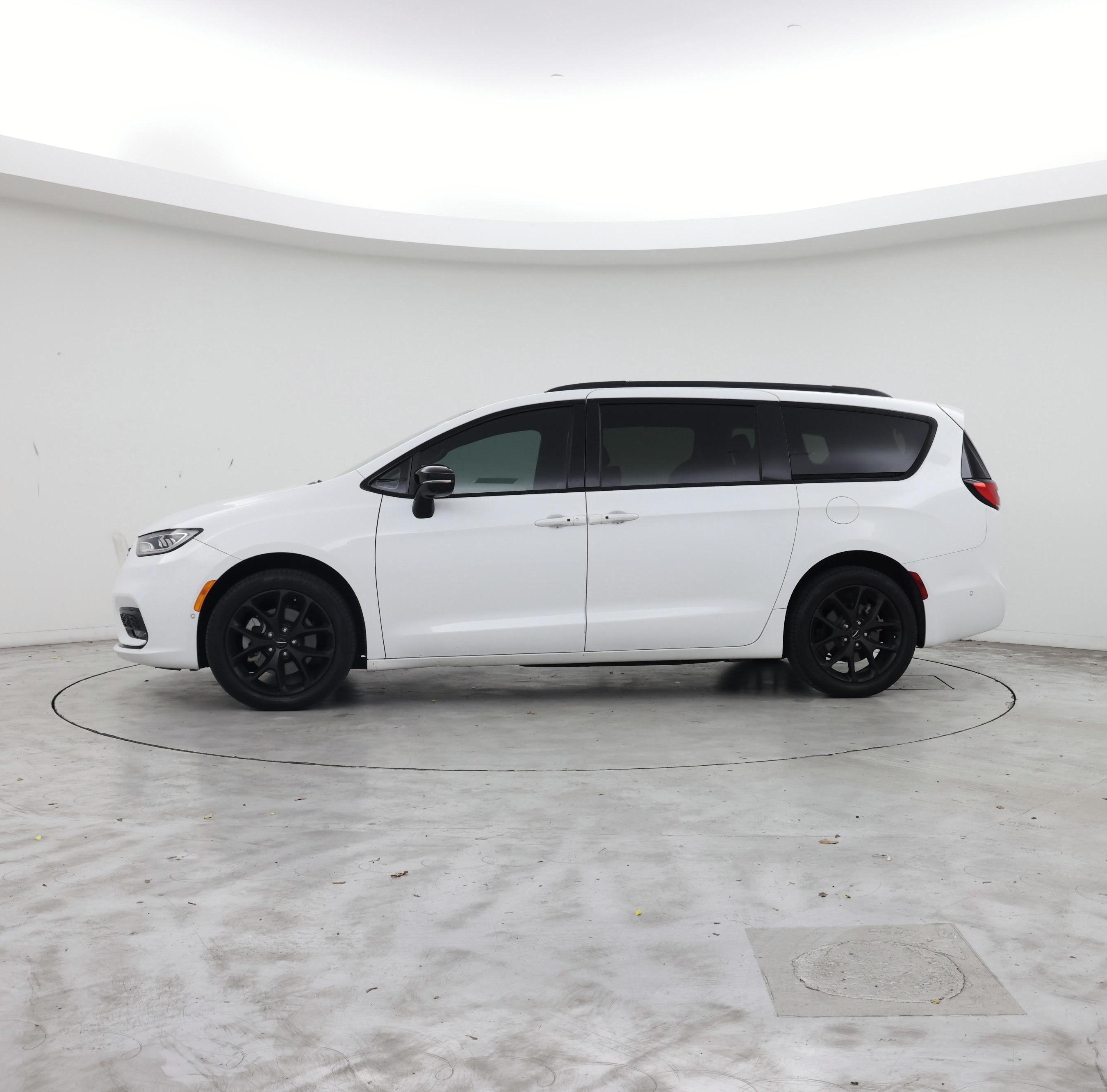 Thumbnail: 2023 Chrysler Pacifica - 3