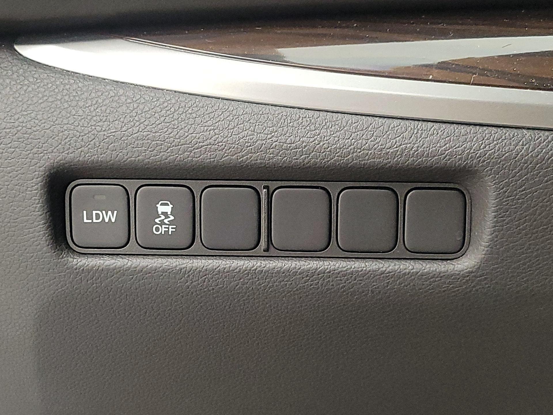 Thumbnail: 2014 Acura RLX - 13