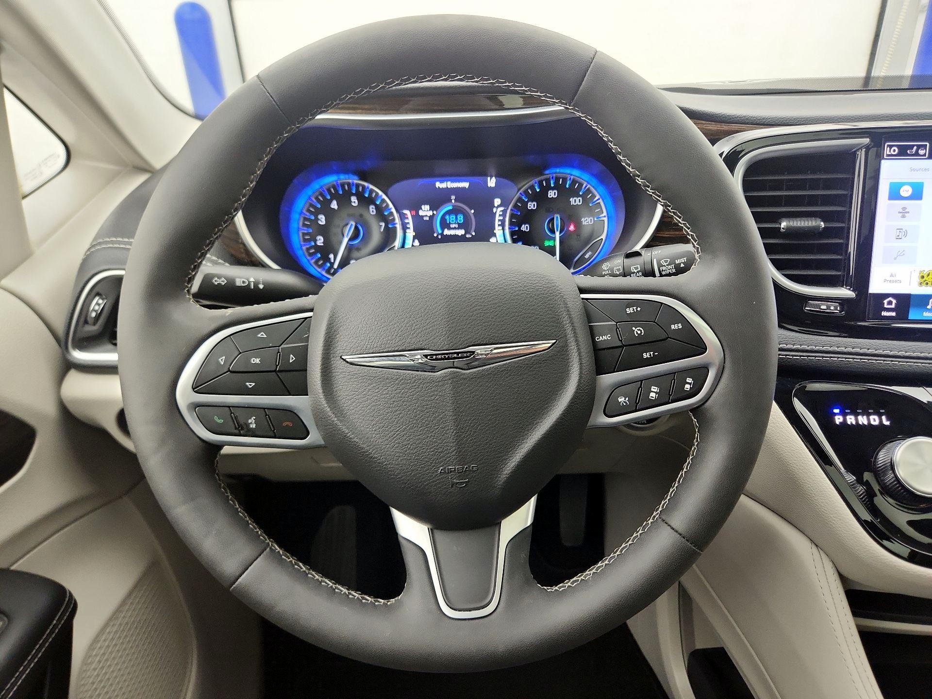 Thumbnail: 2023 Chrysler Pacifica - 10