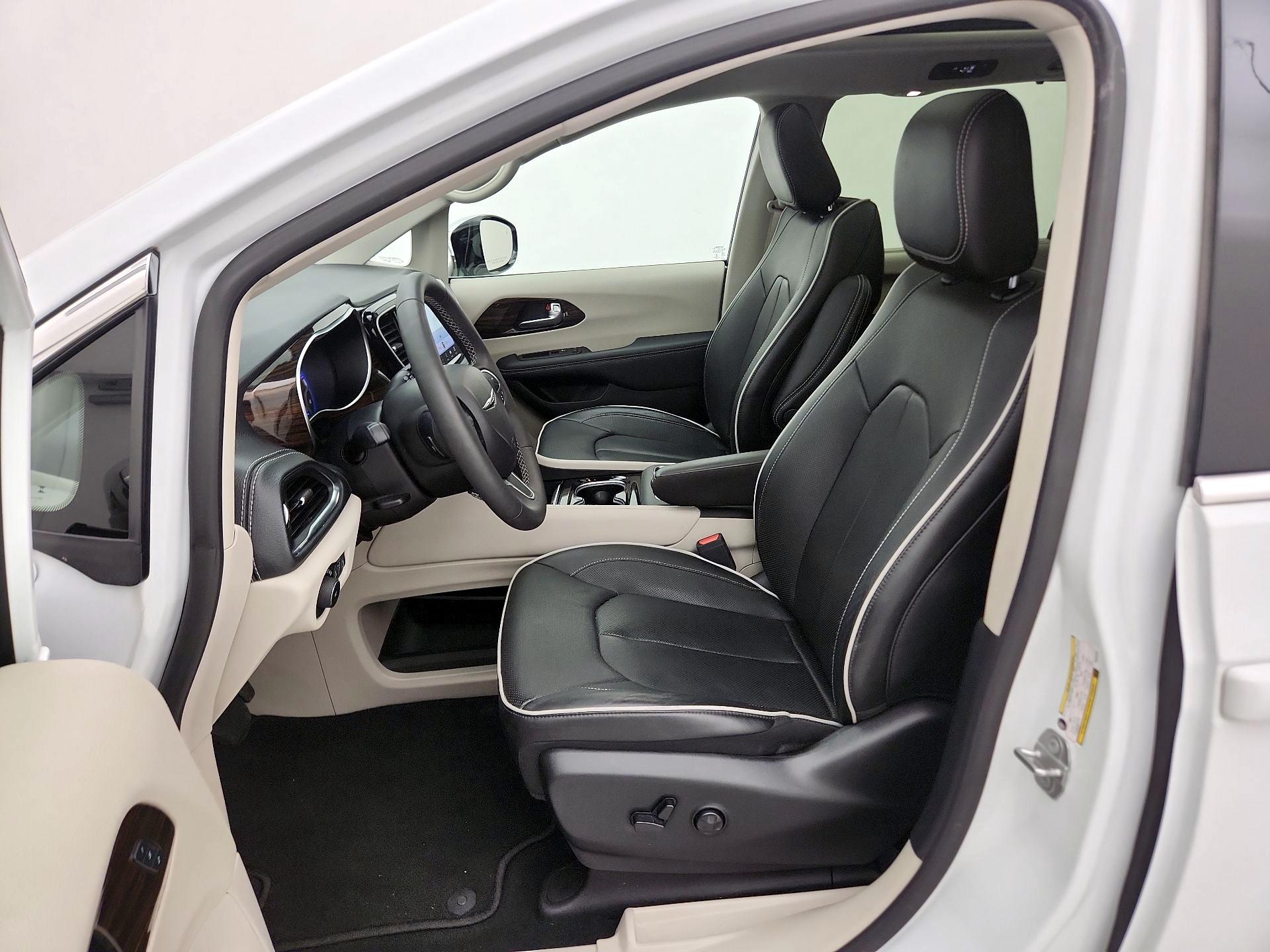 Thumbnail: 2023 Chrysler Pacifica - 11