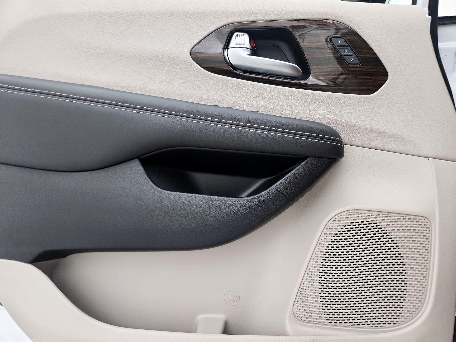 Thumbnail: 2023 Chrysler Pacifica - 12