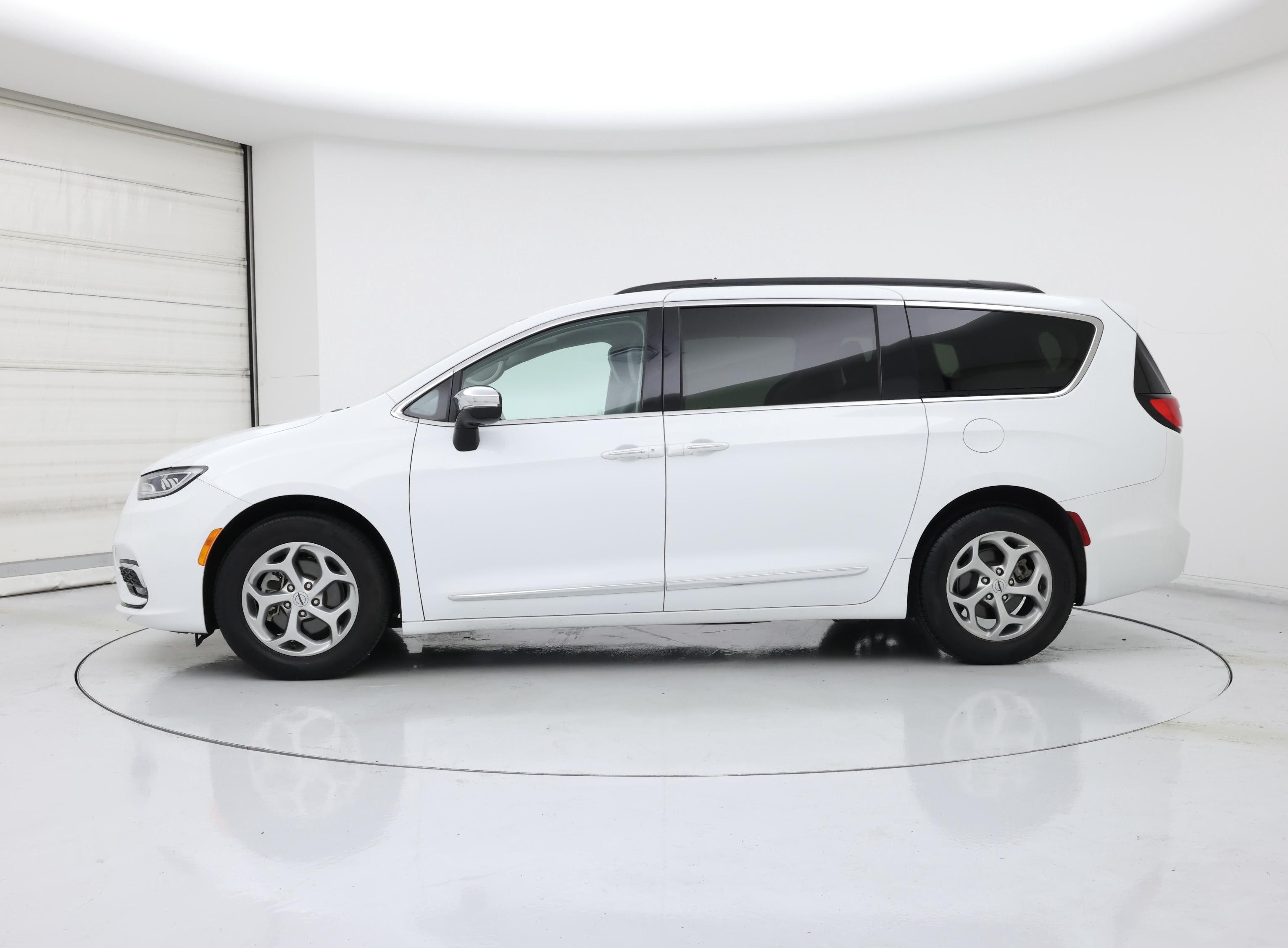 Thumbnail: 2023 Chrysler Pacifica - 3