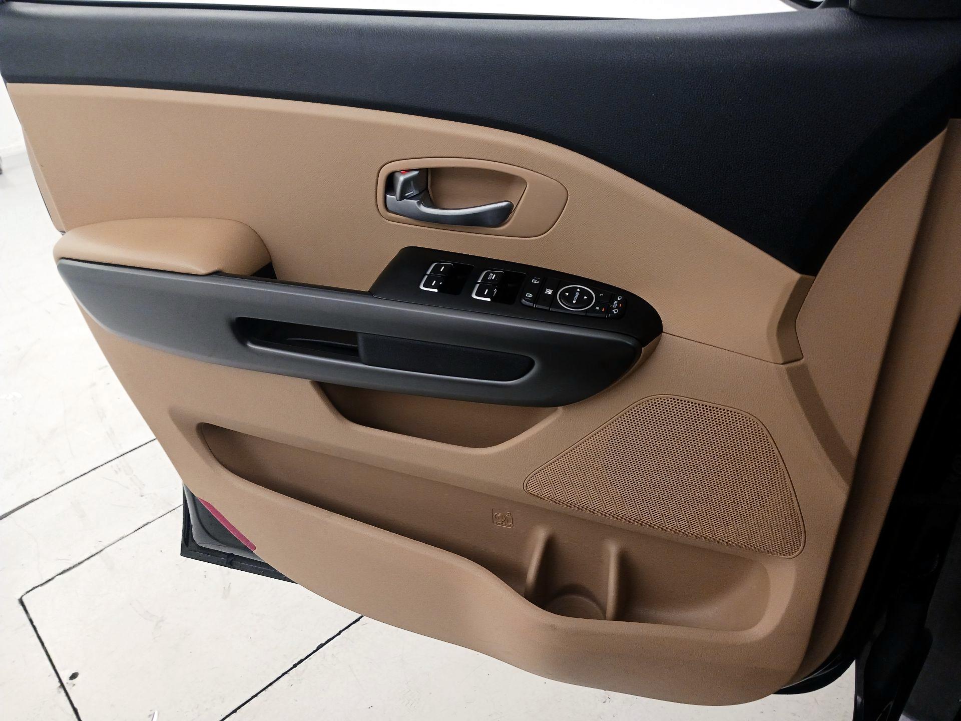 Thumbnail: 2015 Kia Sedona - 12