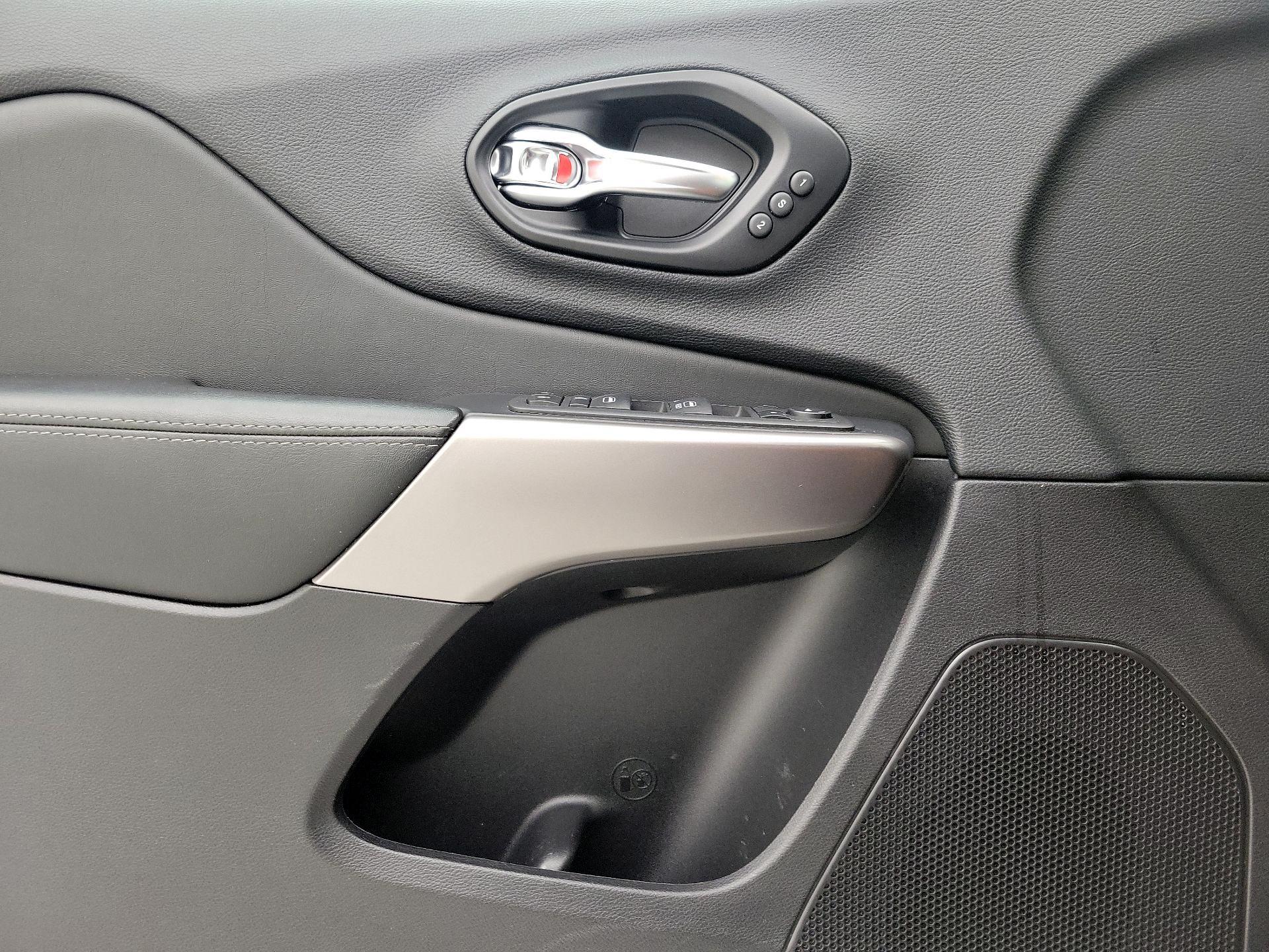 Thumbnail: 2022 Jeep Cherokee - 12