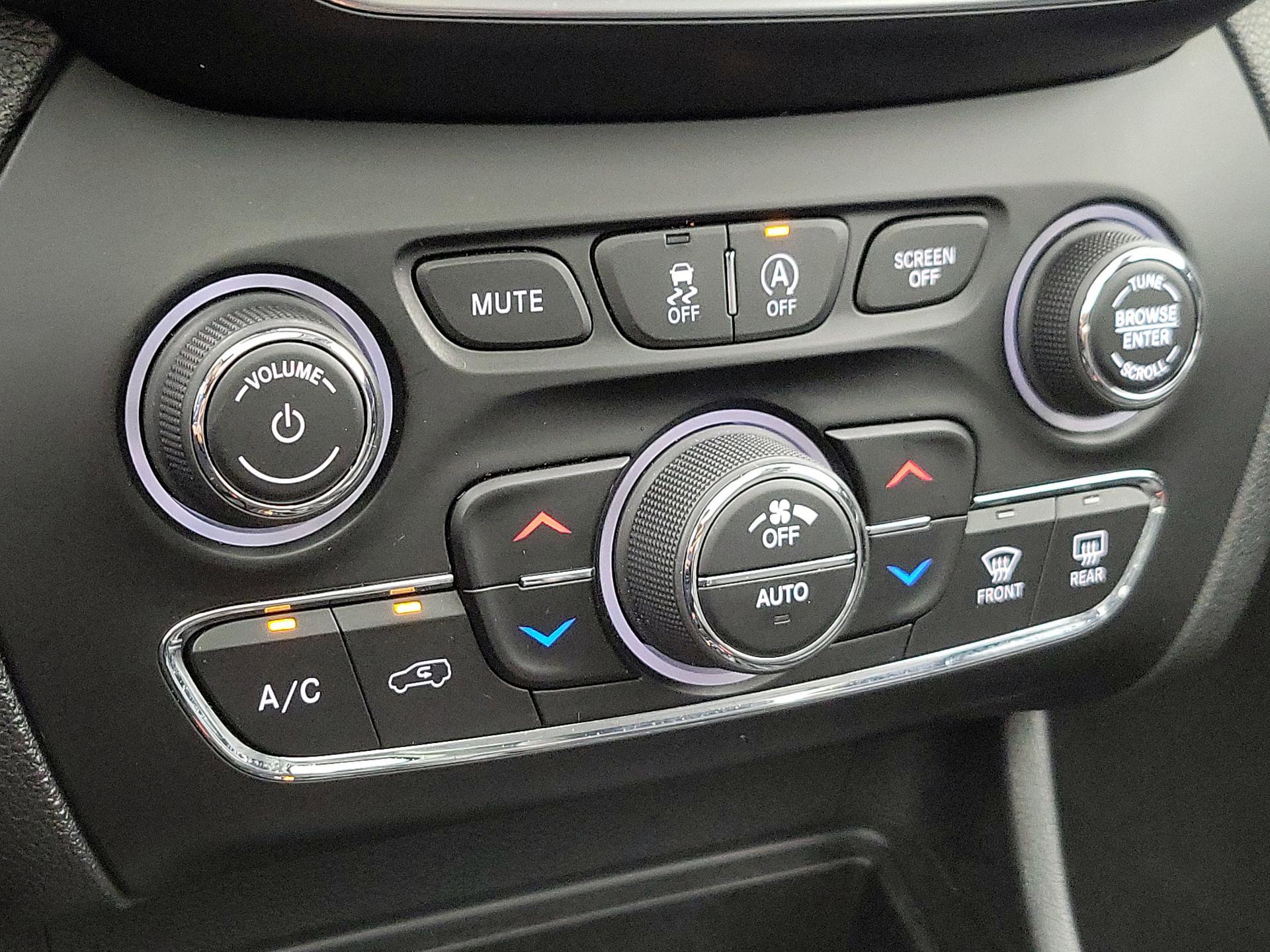 Thumbnail: 2022 Jeep Cherokee - 16