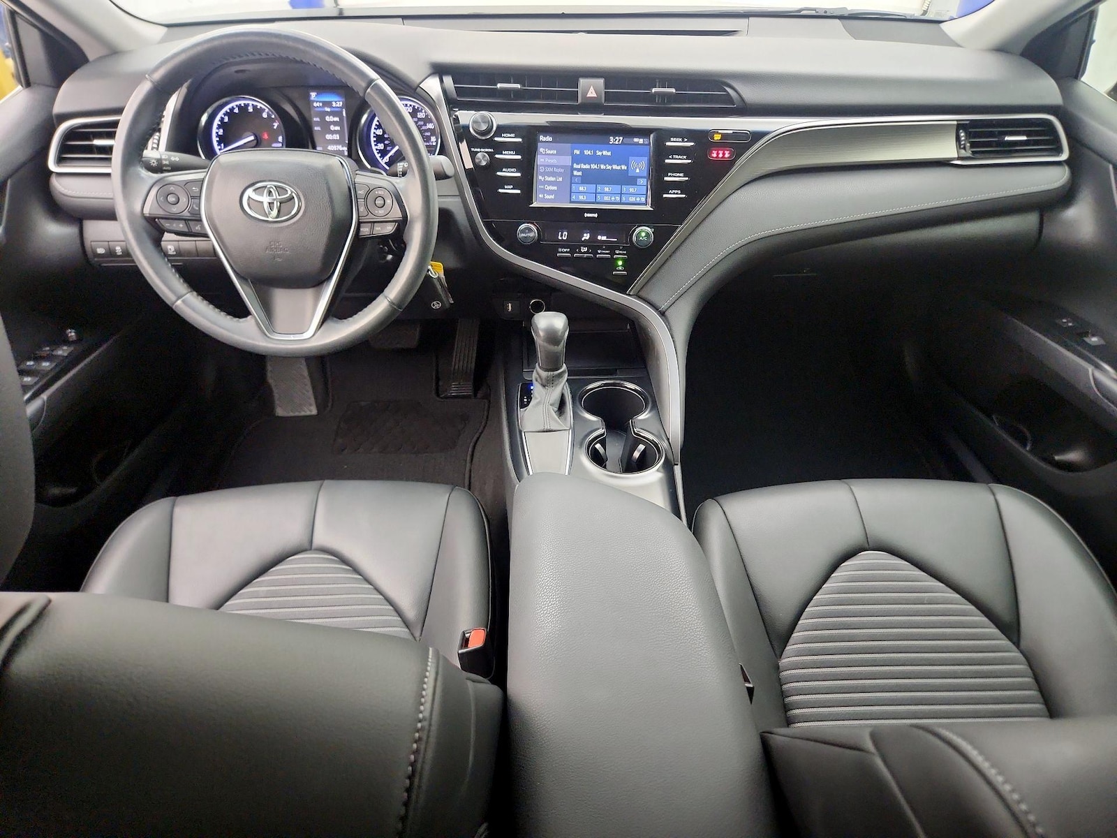 2020 Toyota Camry SE - Photo 10