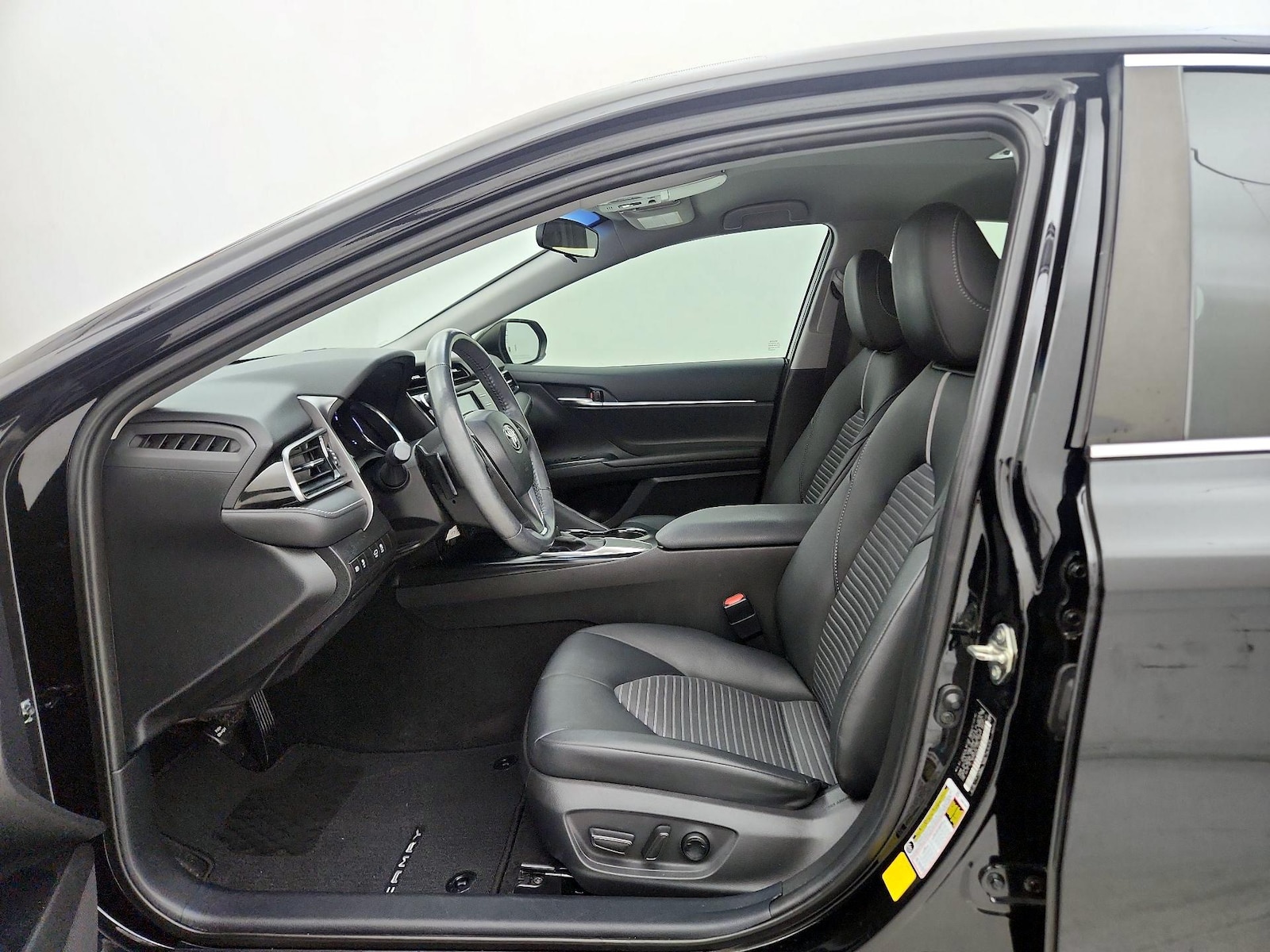 2020 Toyota Camry SE - Photo 12