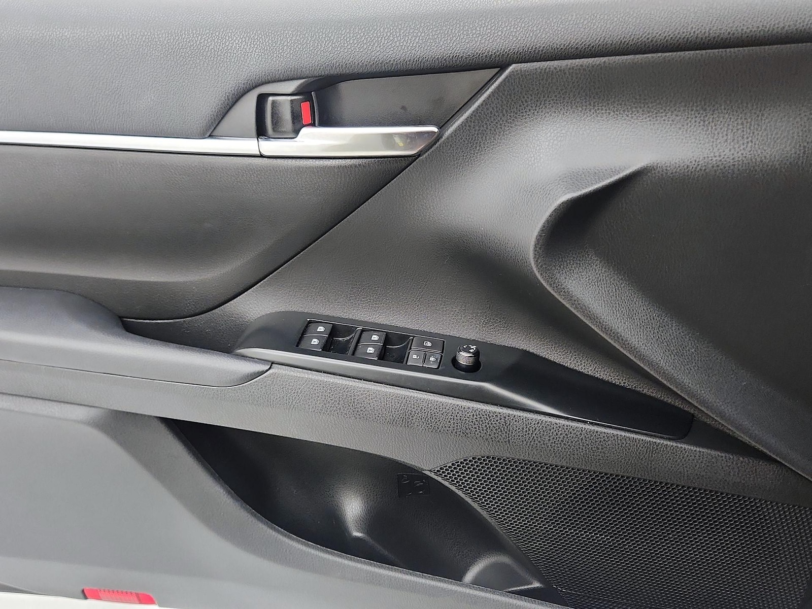 2020 Toyota Camry SE - Photo 13
