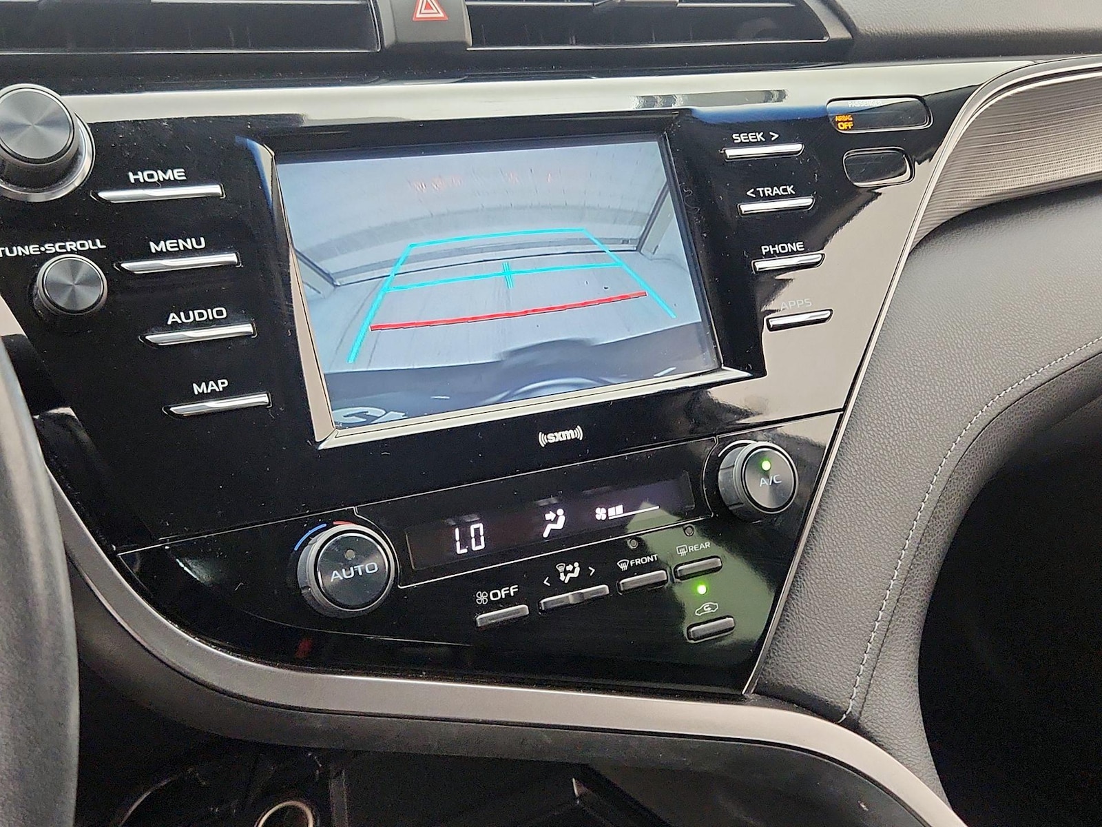 2020 Toyota Camry SE - Photo 15