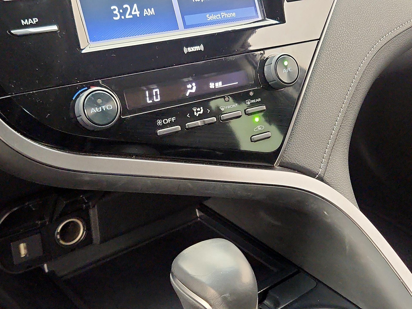 2020 Toyota Camry SE - Photo 17