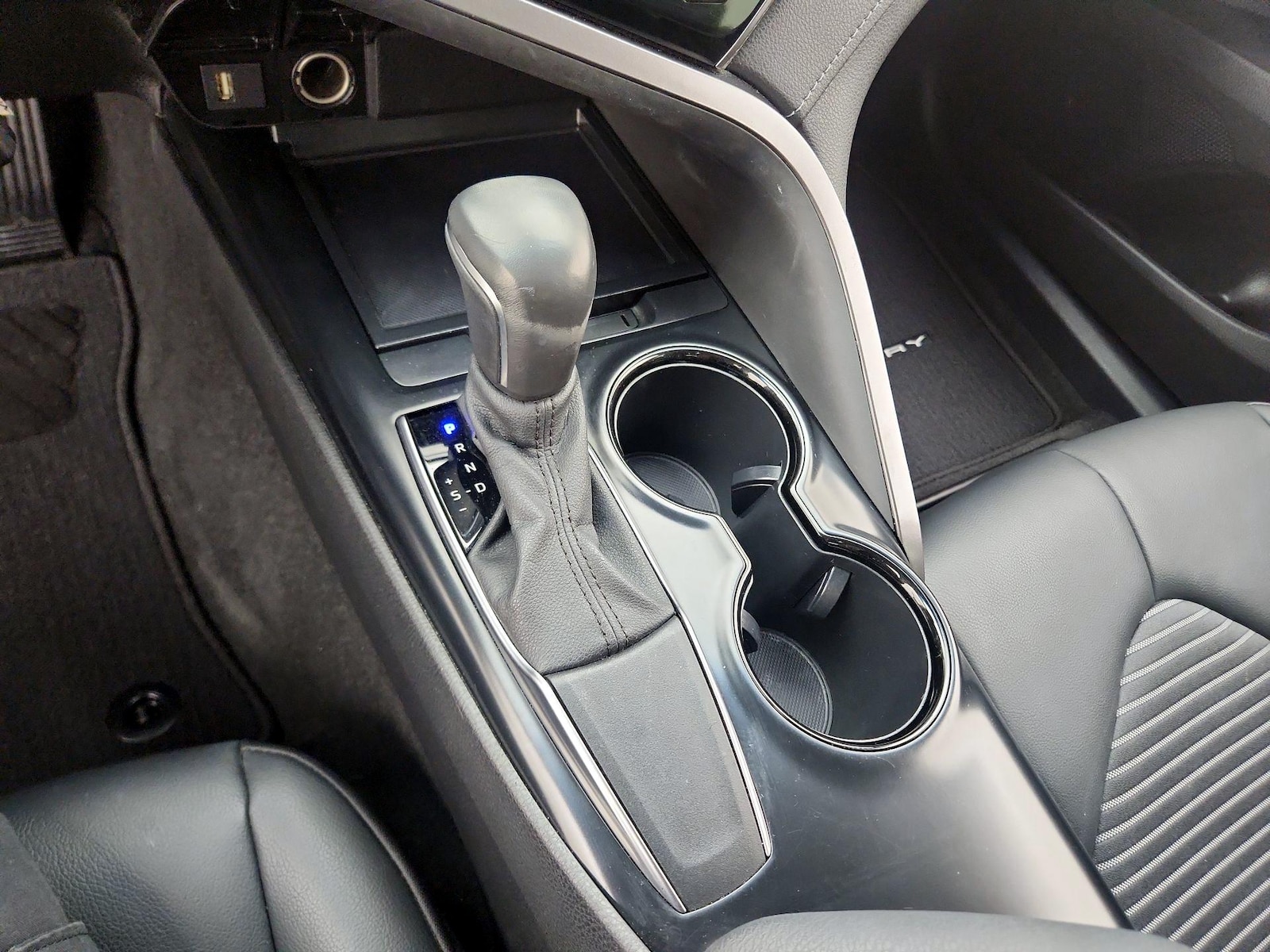 2020 Toyota Camry SE - Photo 18
