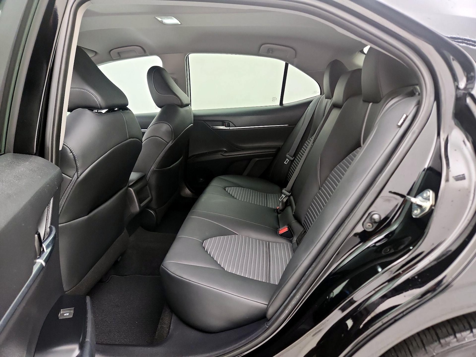 2020 Toyota Camry SE - Photo 20