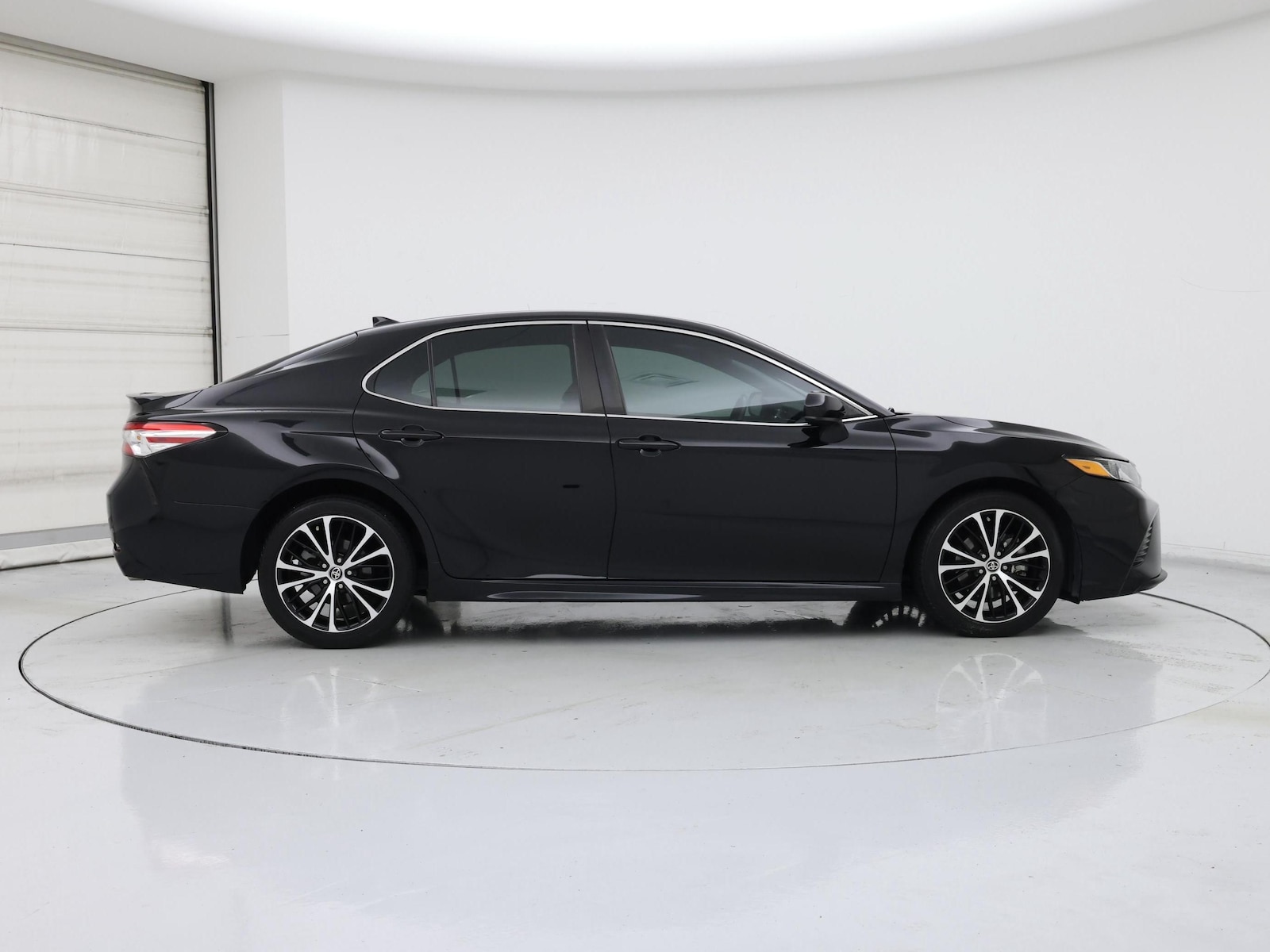 2020 Toyota Camry SE - Photo 8