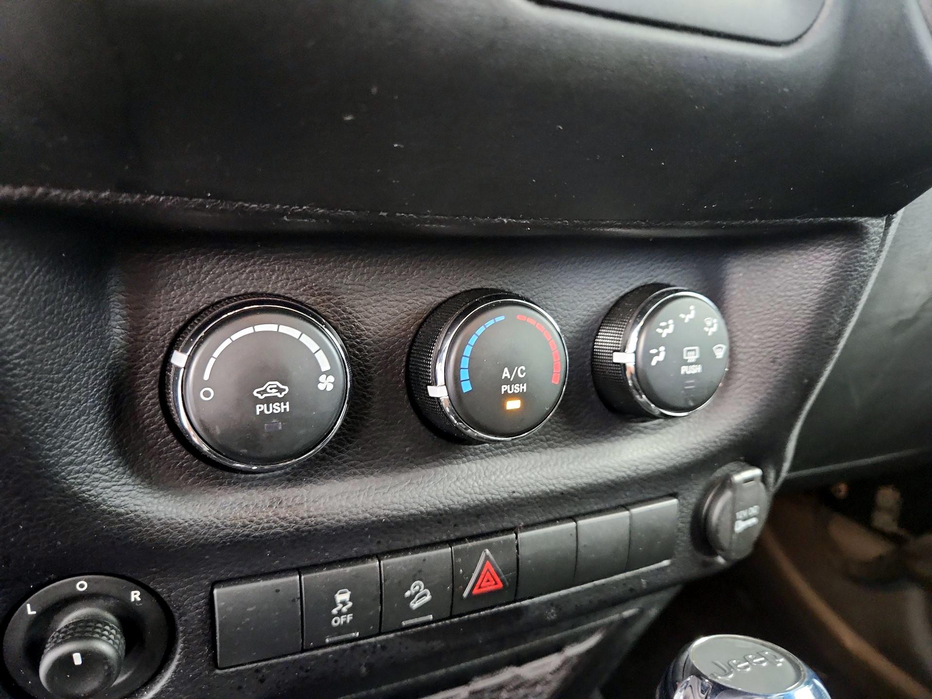 Thumbnail: 2016 Jeep Wrangler - 14