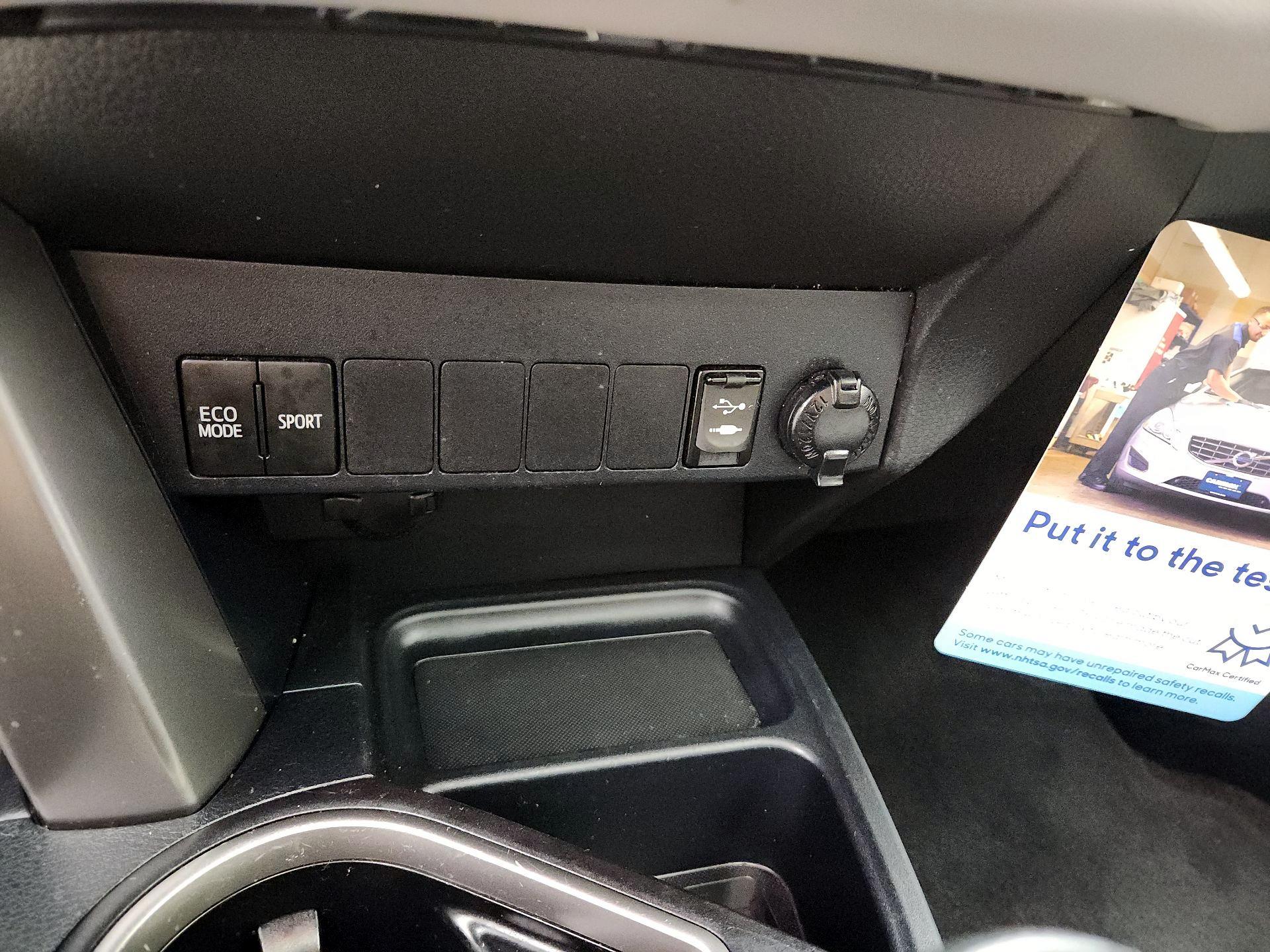 Thumbnail: 2018 Toyota RAV4 - 18