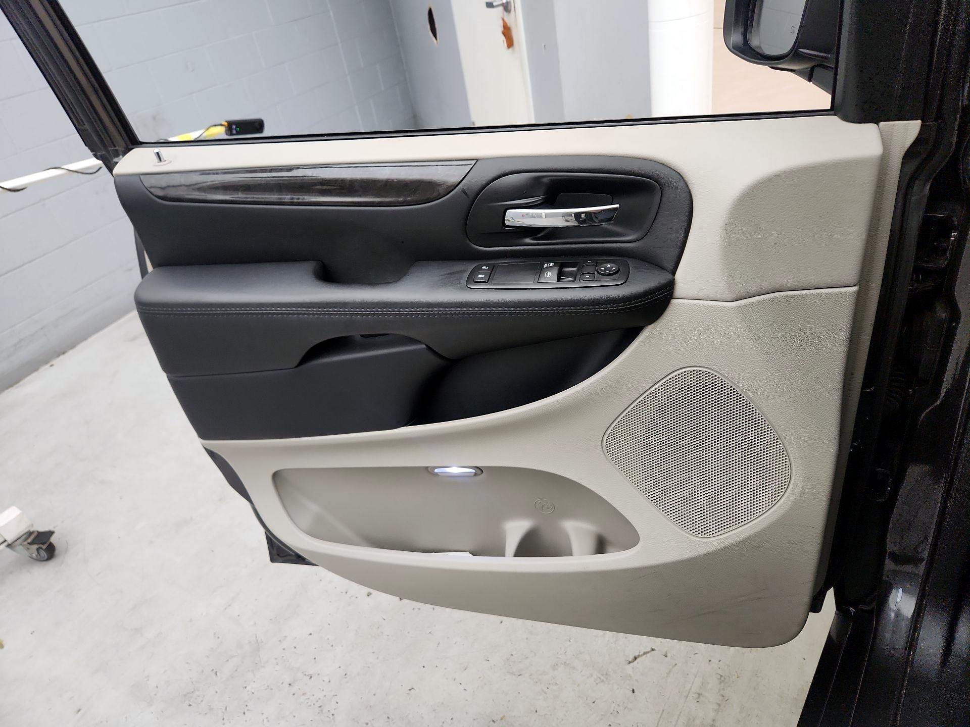 Thumbnail: 2016 Dodge Grand Caravan - 12