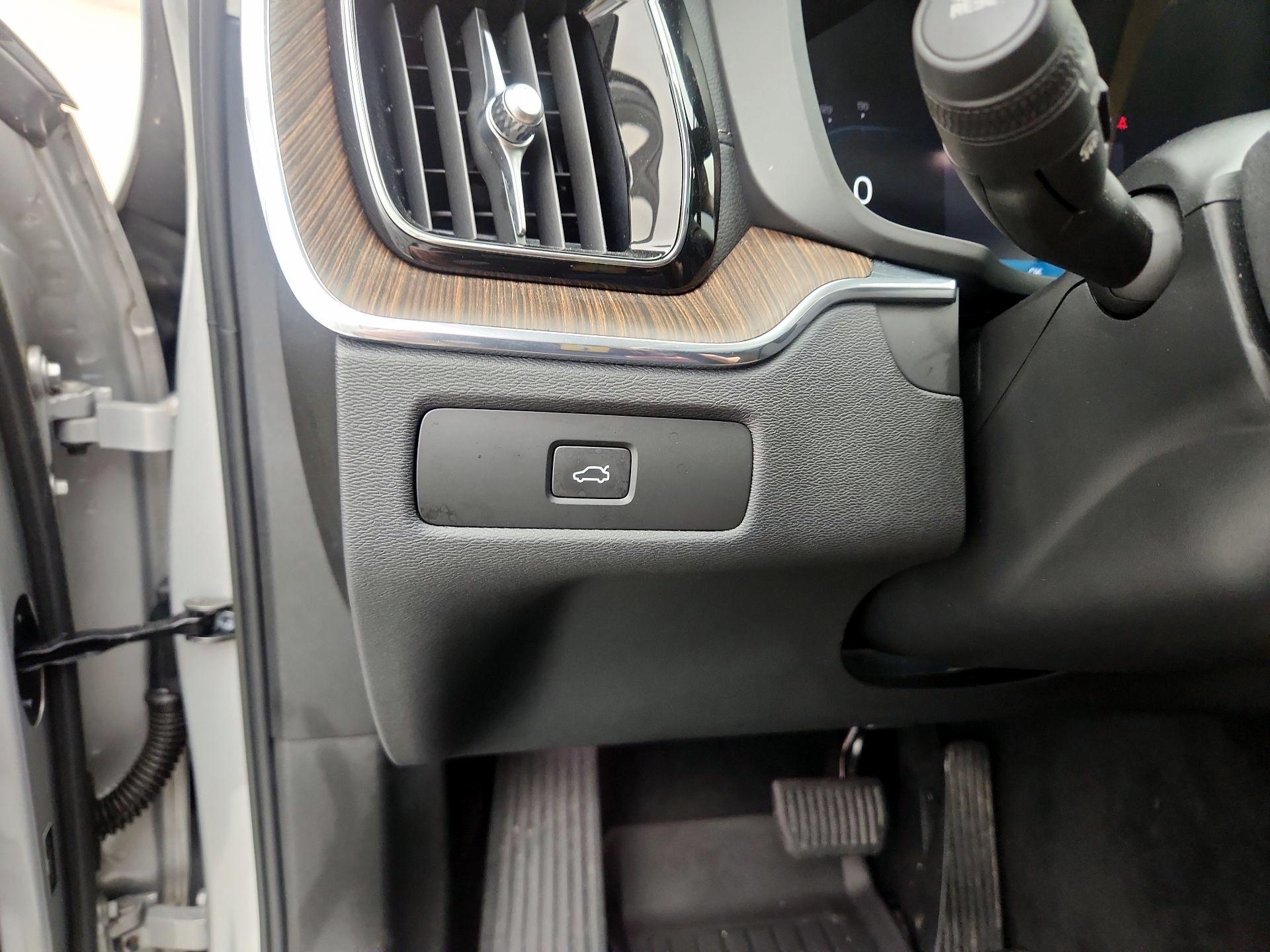 Thumbnail: 2023 Volvo XC60 - 13
